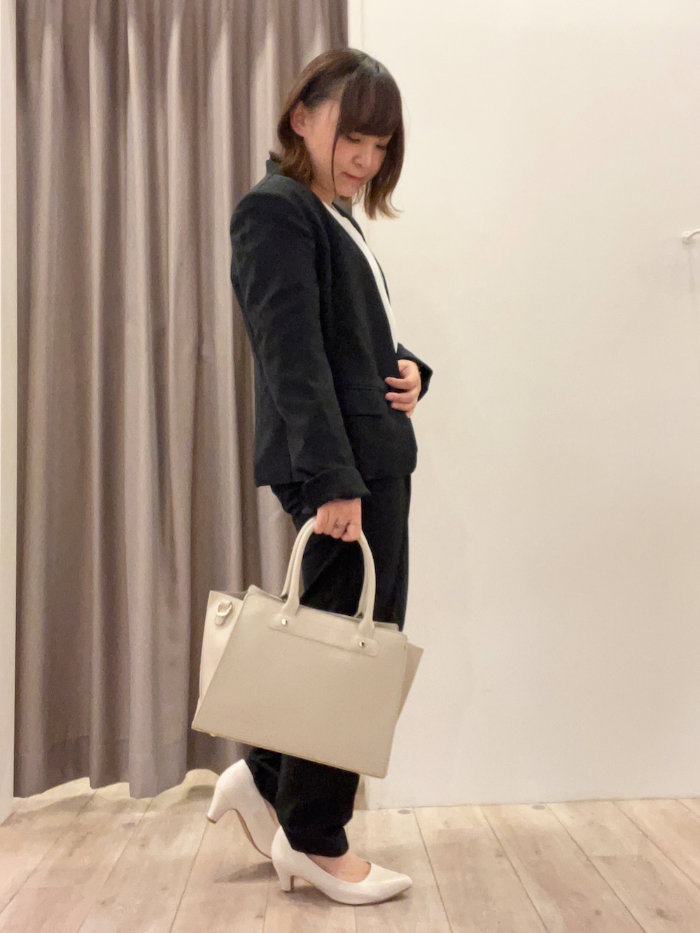 ホワイト系のシャツ/ブラウス、ブラック系のノーカラージャケット、ブラック系のその他パンツを着用したレディースの冬コーディネートの2枚目の写真