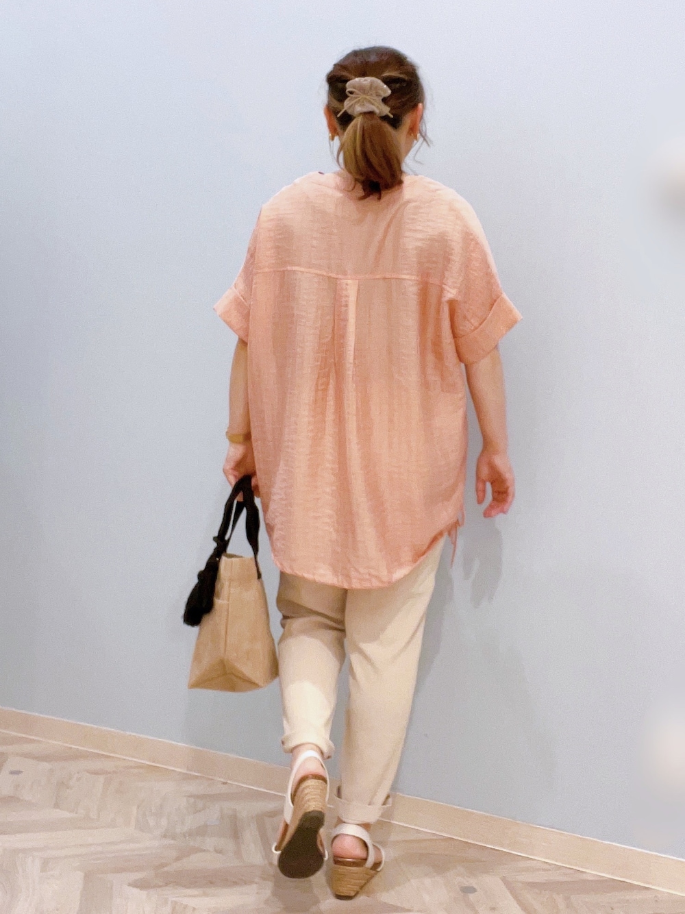 オレンジ系のシャツ/ブラウス、ベージュ系のその他パンツ、ホワイト系のサンダルを着用したレディースの夏コーディネートの3枚目の写真