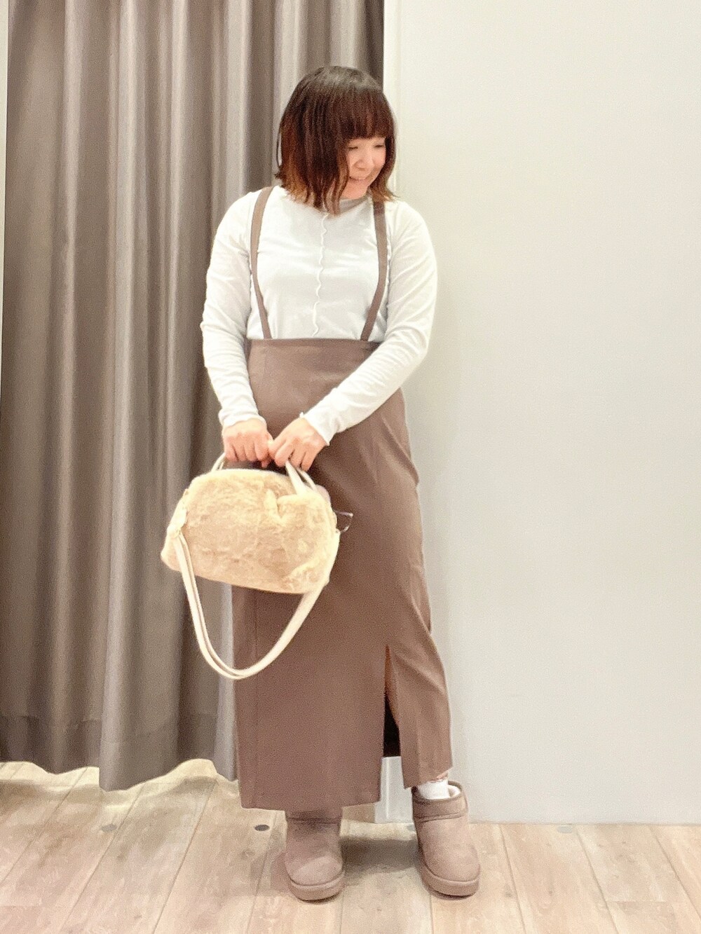 パープル系のニット/セーター、ホワイト系のTシャツ/カットソー、ベージュ系のブルゾンを着用したレディースの秋コーディネートの4枚目の写真