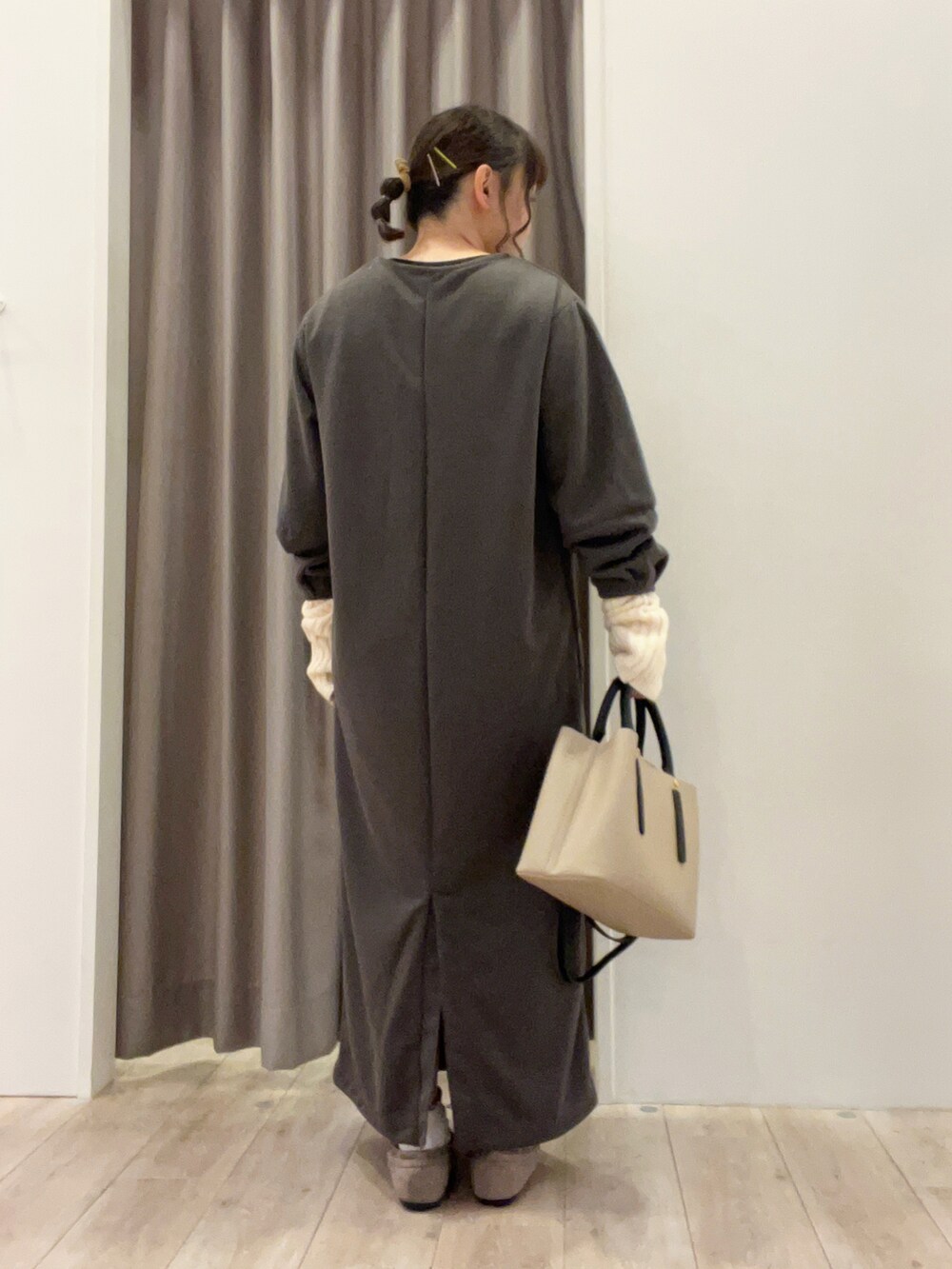 グレー系のワンピース、ベージュ系のトートバッグ、ベージュ系のその他シューズを着用したレディースの冬コーディネートの3枚目の写真