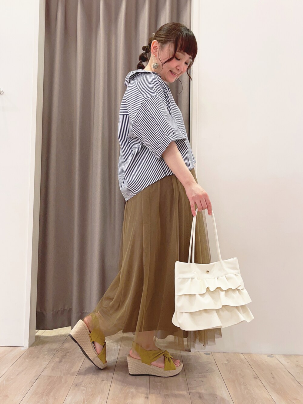 ブルー系のシャツ/ブラウス、ブラウン系のスカート、イエロー系のサンダルを着用したレディースの夏コーディネートの2枚目の写真