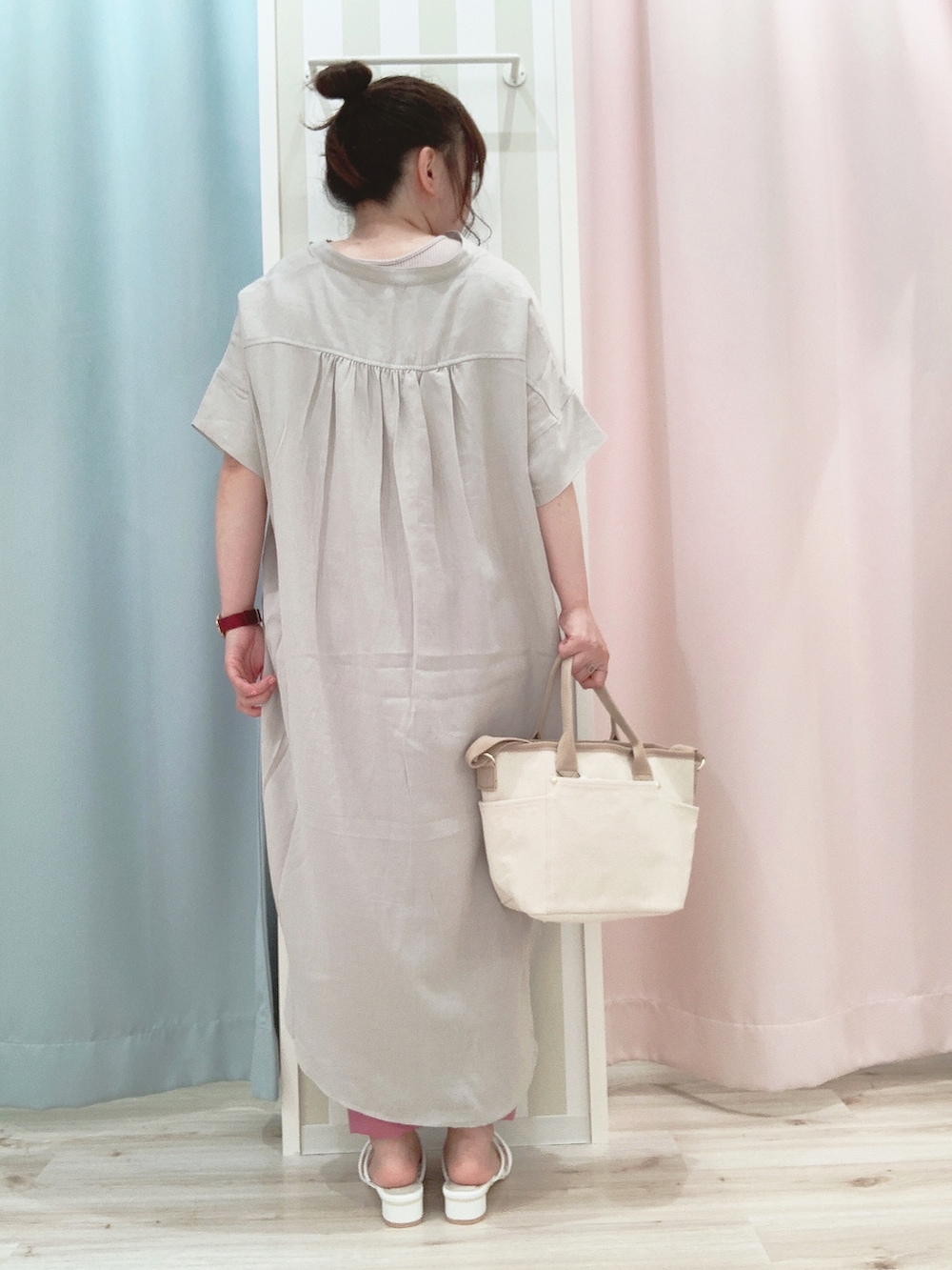 ホワイト系のワンピース、ピンク系のその他パンツ、ホワイト系のサンダルを着用したレディースの夏コーディネートの3枚目の写真