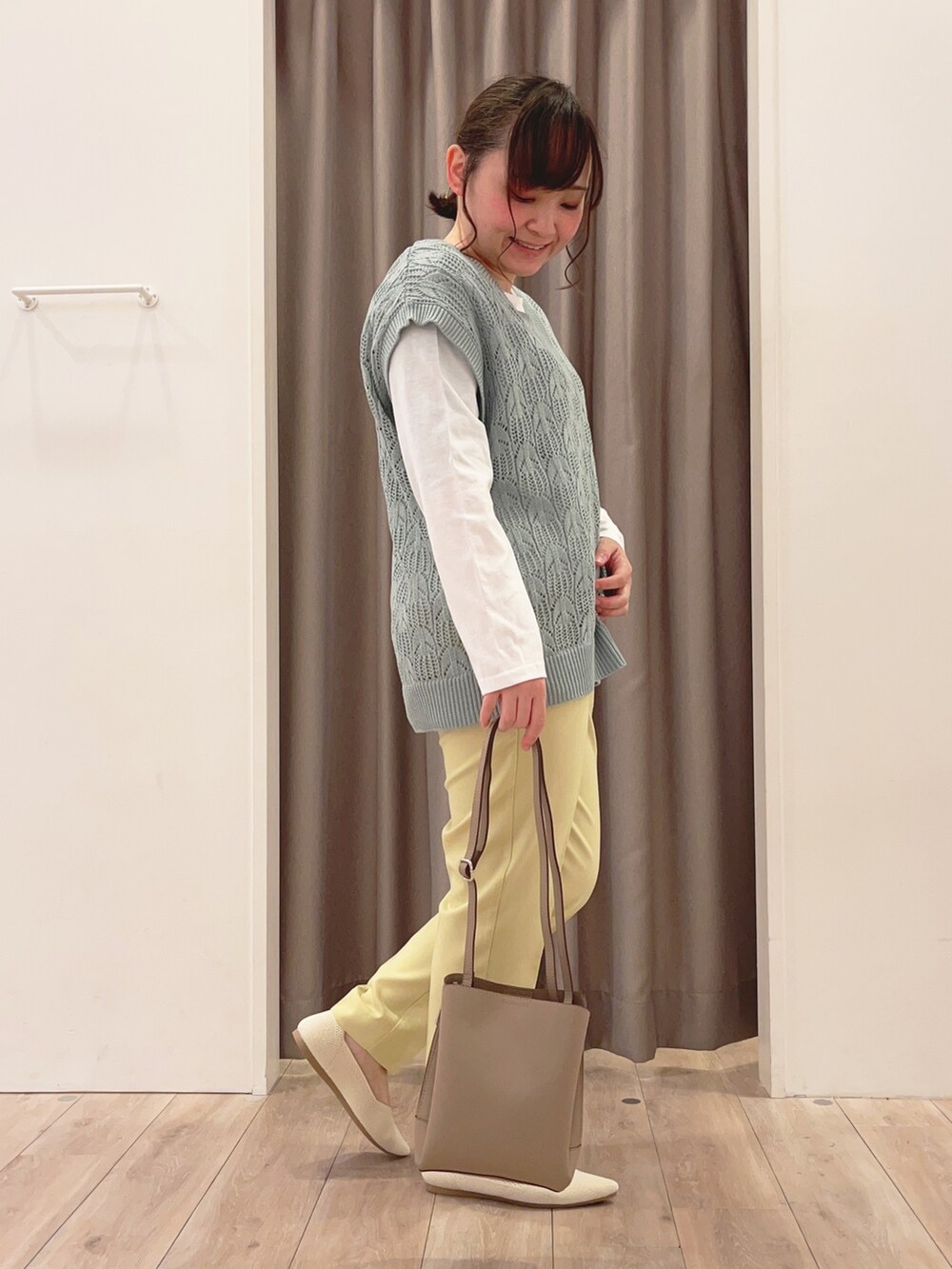 イエロー系のその他パンツ、グリーン系のその他トップス、ブラック系のショルダーバッグを着用したレディースの春コーディネートの2枚目の写真