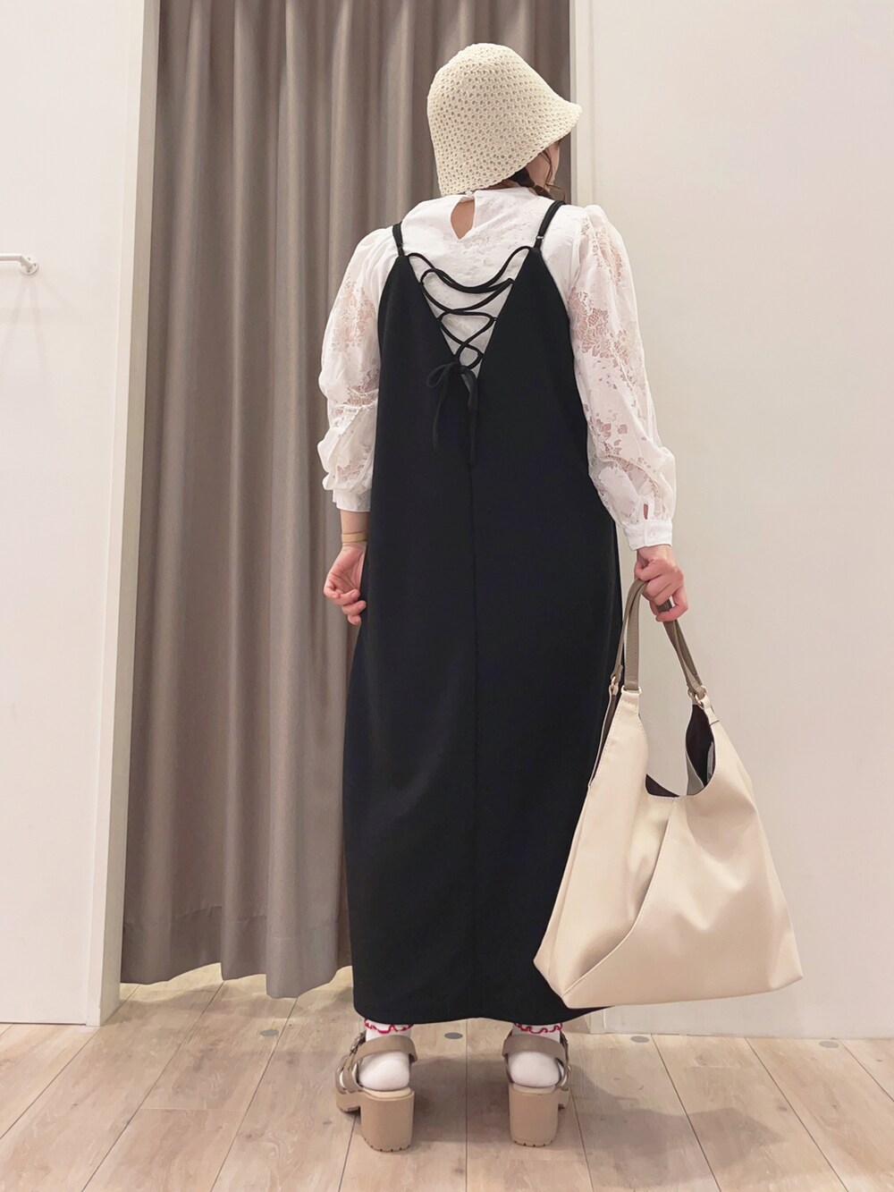 グリーン系のカーディガン/ボレロ、ホワイト系のトートバッグ、ベージュ系のサンダルを着用したレディースの春コーディネートの3枚目の写真