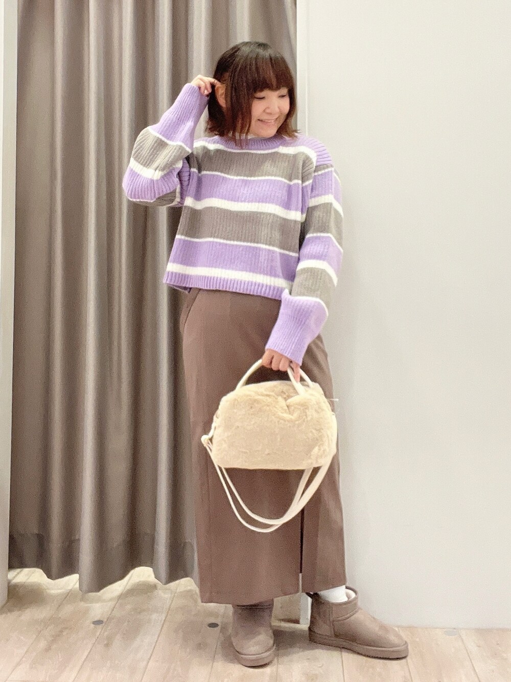 パープル系のニット/セーター、ホワイト系のTシャツ/カットソー、ベージュ系のブルゾンを着用したレディースの秋コーディネートの3枚目の写真