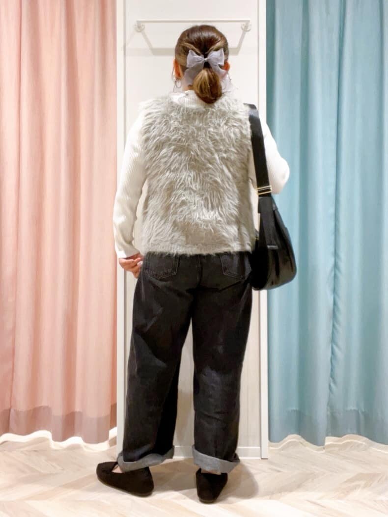 ベージュ系のその他トップス、ブラック系のデニムパンツ、ブラック系のその他シューズを着用したレディースの秋コーディネートの3枚目の写真