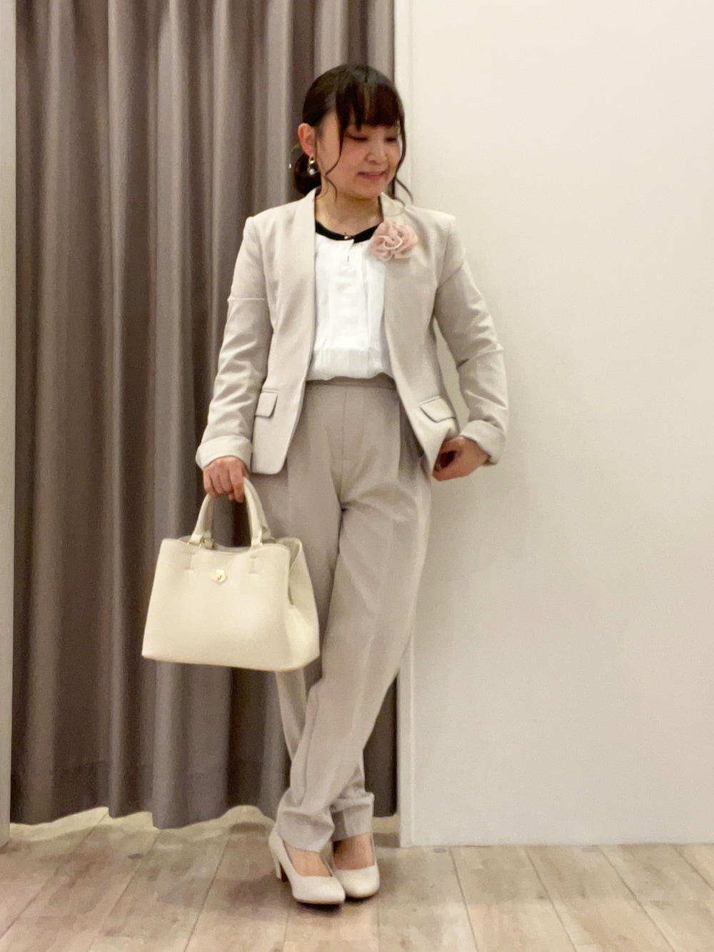 ベージュ系のノーカラージャケット、ブラック系のシャツ/ブラウス、ベージュ系のその他パンツを着用したレディースの冬コーディネートの2枚目の写真