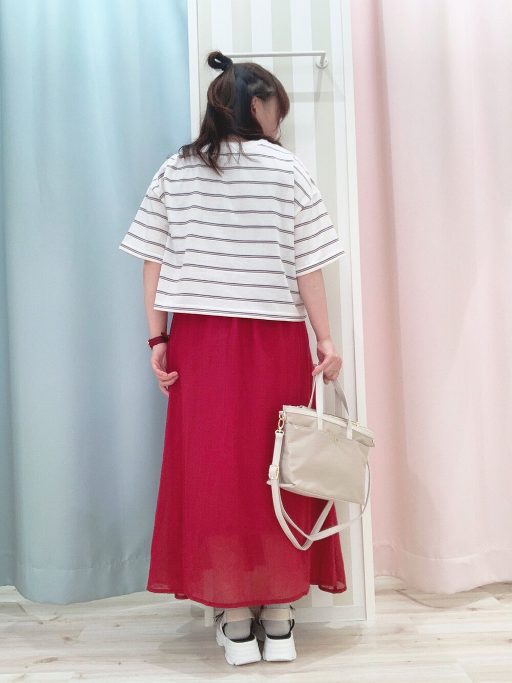 ホワイト系のTシャツ/カットソー、ピンク系のスカート、グレー系のショルダーバッグを着用したレディースの夏コーディネートの3枚目の写真