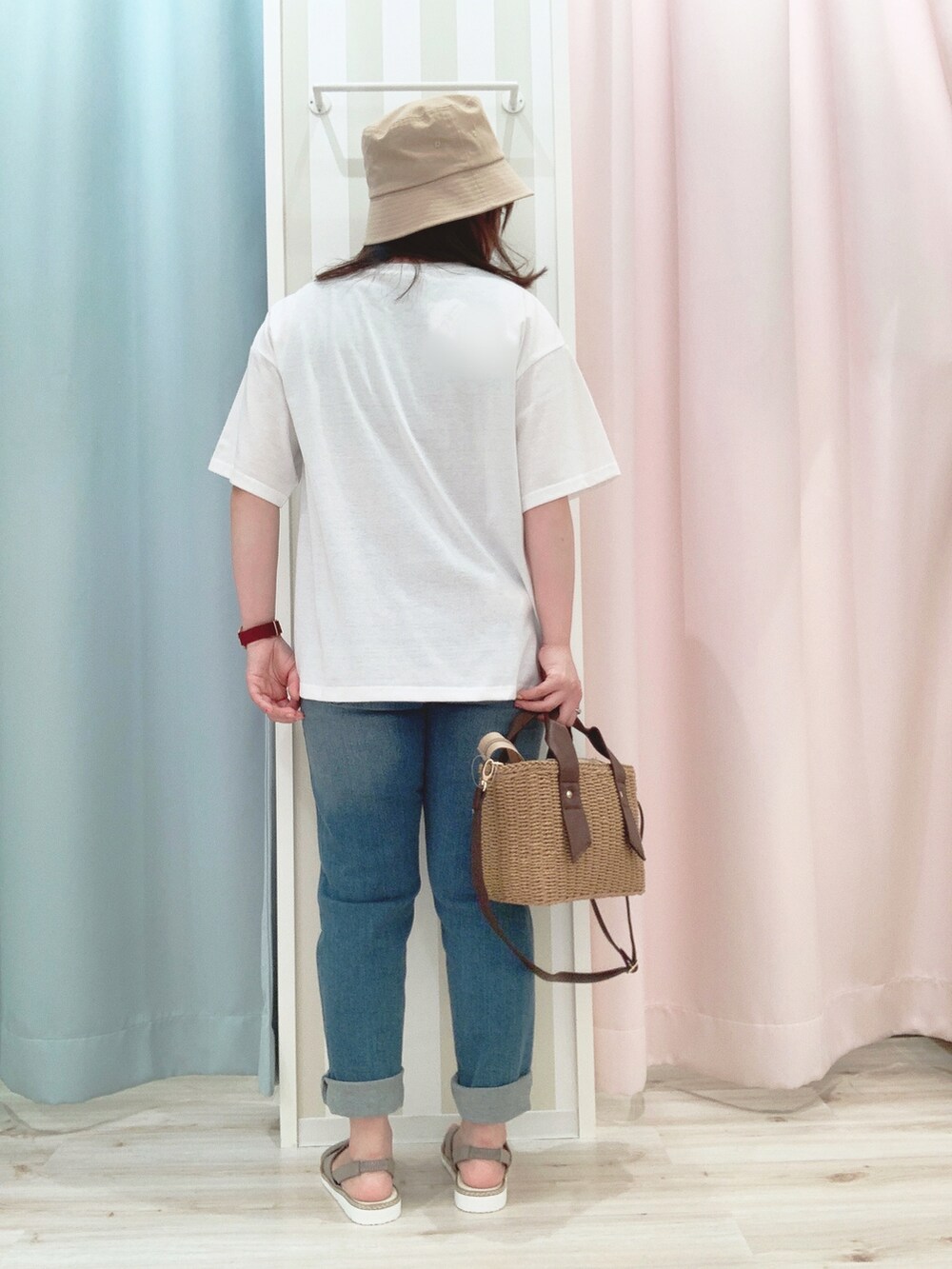 ホワイト系のTシャツ/カットソー、ブルー系のデニムパンツ、ブラウン系のショルダーバッグを着用したレディースの夏コーディネートの5枚目の写真
