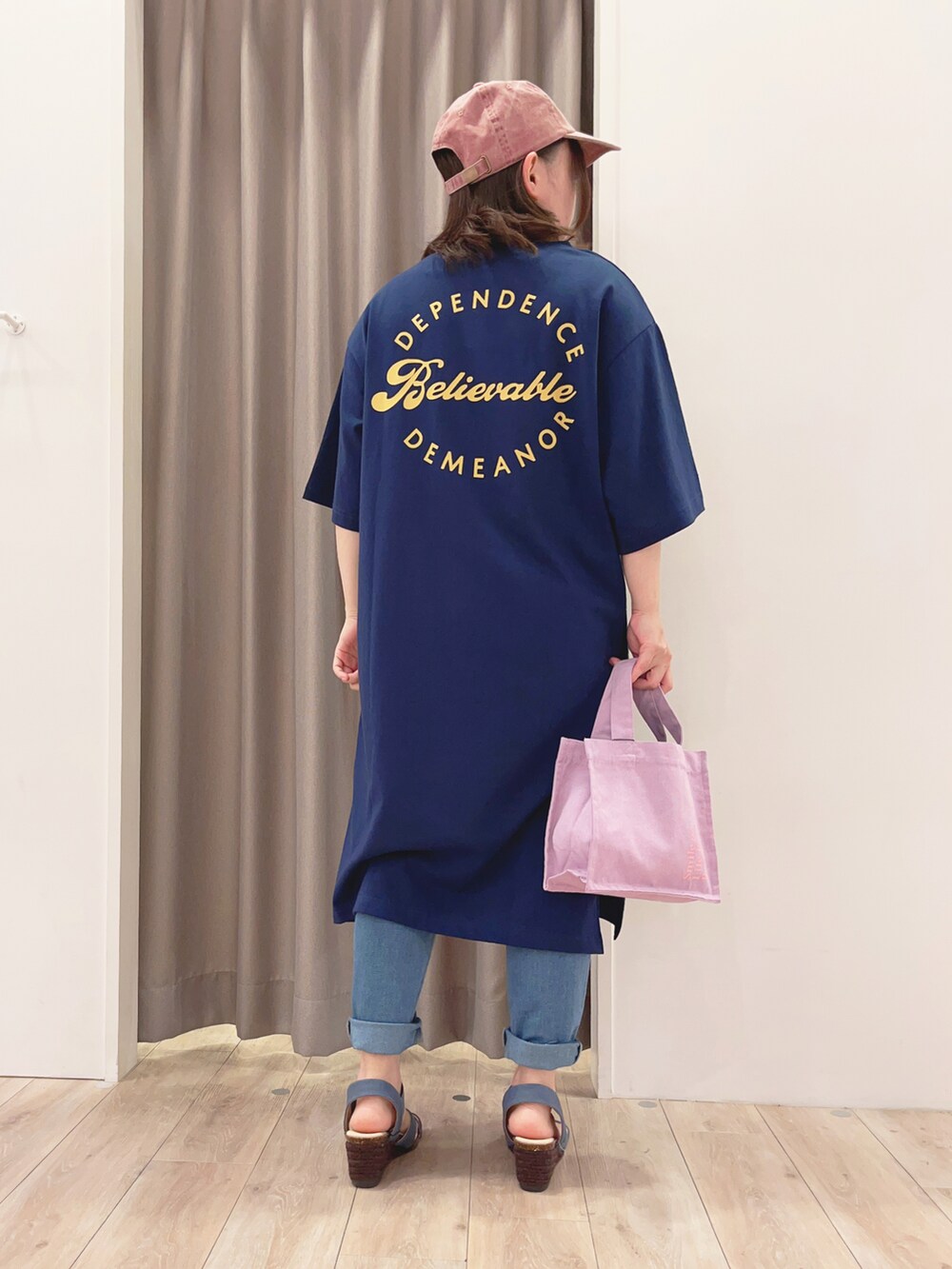 ブルー系のその他パンツ、ゴールド系のサンダル、ホワイト系のトートバッグを着用したレディースの春コーディネートの3枚目の写真