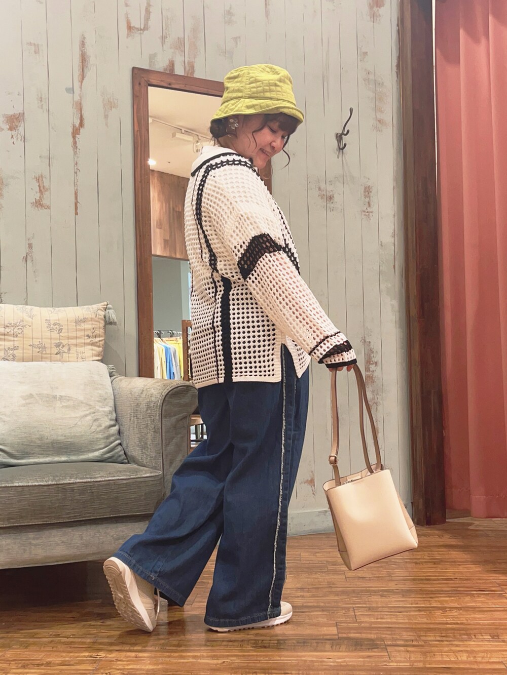 ホワイト系のカーディガン/ボレロ、ホワイト系のTシャツ/カットソー、ブルー系のデニムパンツを着用したレディースの春コーディネートの2枚目の写真