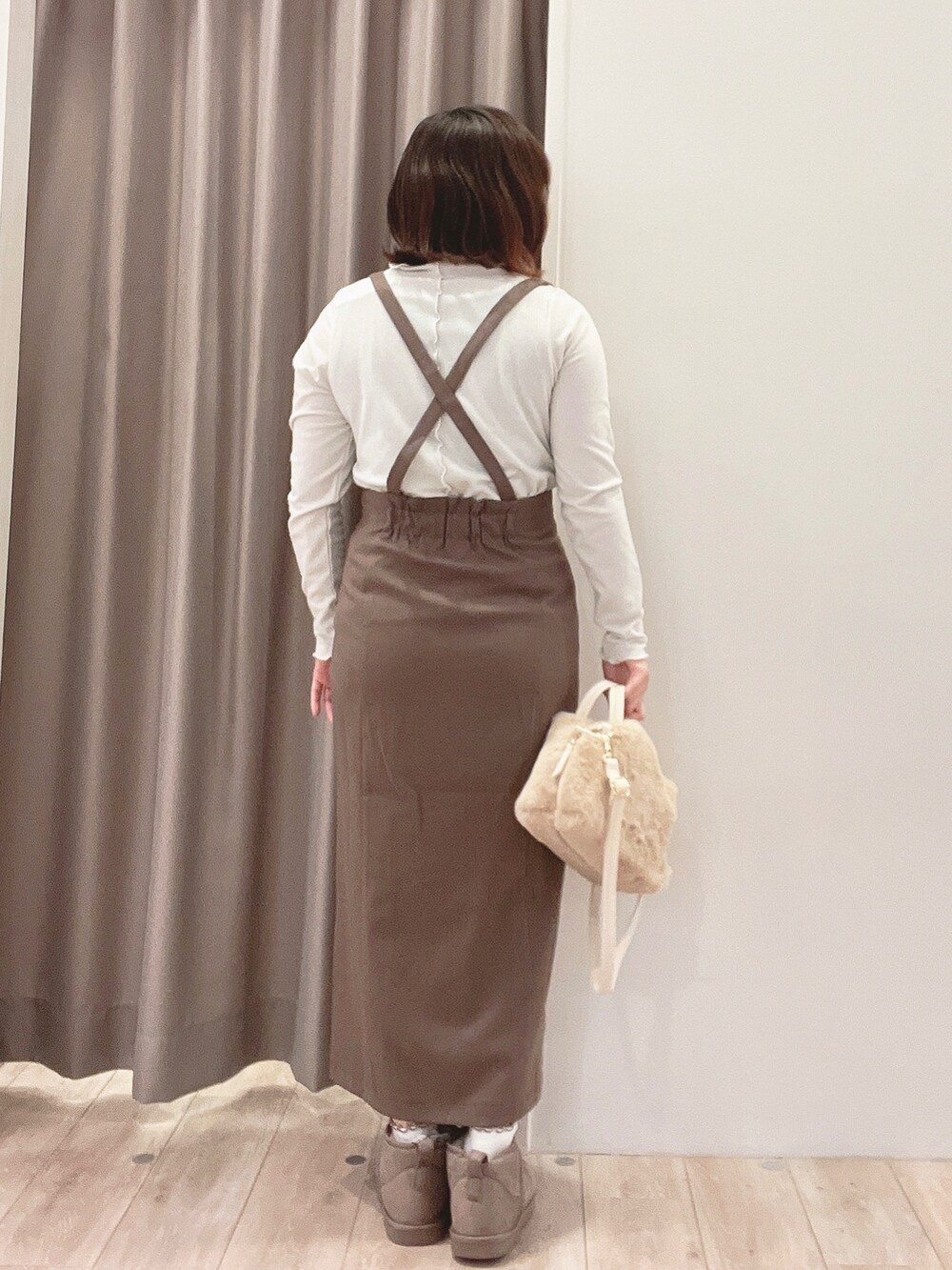 パープル系のニット/セーター、ホワイト系のTシャツ/カットソー、ベージュ系のブルゾンを着用したレディースの秋コーディネートの5枚目の写真