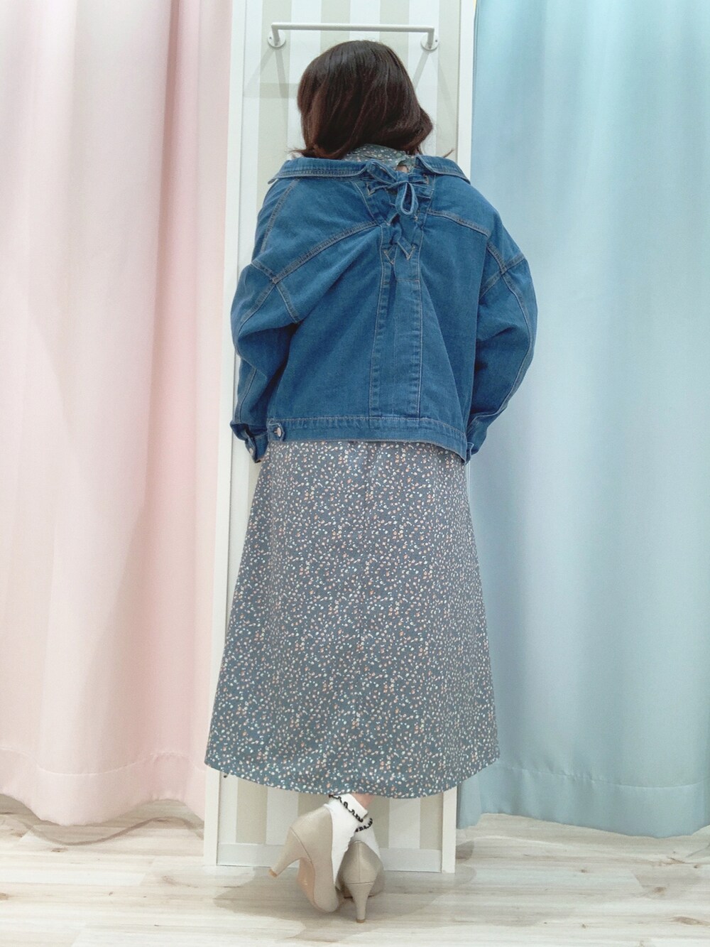 グリーン系のワンピース、ブルー系のデニムジャケット、ベージュ系のショルダーバッグを着用したレディースの春コーディネートの3枚目の写真