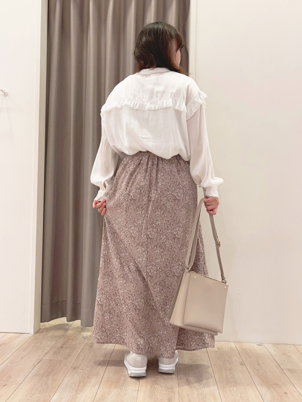 ホワイト系のシャツ/ブラウス、ホワイト系のスカート、ホワイト系のショルダーバッグを着用したレディースの春コーディネートの3枚目の写真