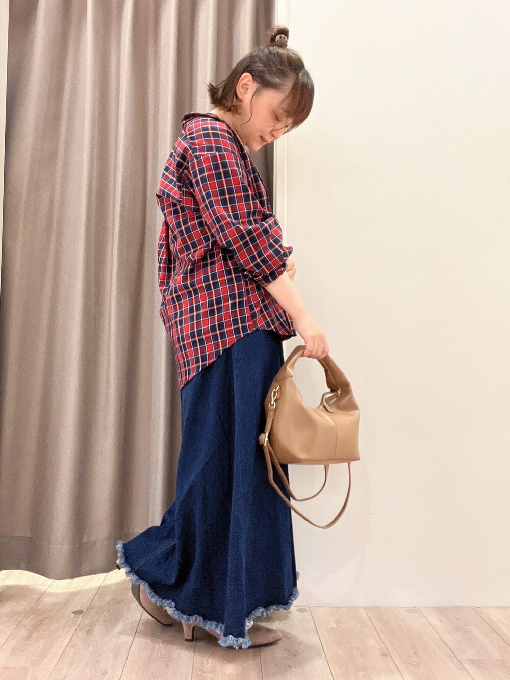 レッド系のシャツ/ブラウス、ブラック系のバッグ、ブルー系のデニムスカートを着用したレディースの秋コーディネートの2枚目の写真