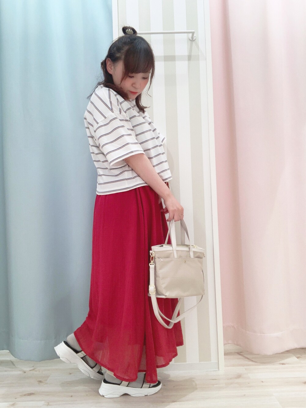ホワイト系のTシャツ/カットソー、ピンク系のスカート、グレー系のショルダーバッグを着用したレディースの夏コーディネートの2枚目の写真