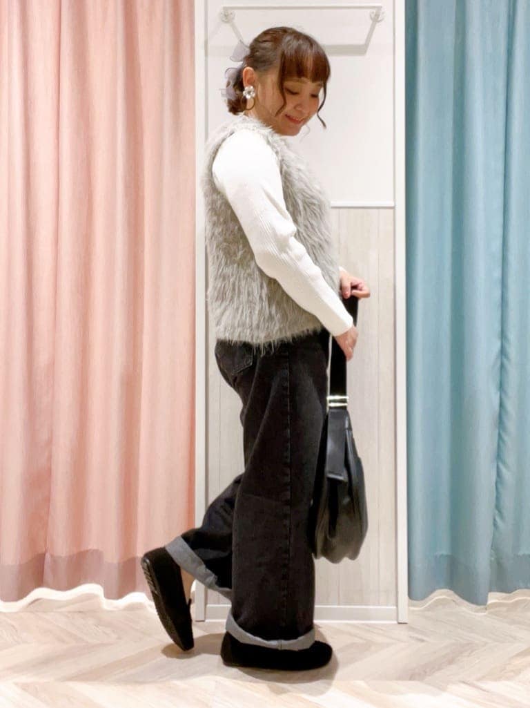ベージュ系のその他トップス、ブラック系のデニムパンツ、ブラック系のその他シューズを着用したレディースの秋コーディネートの2枚目の写真