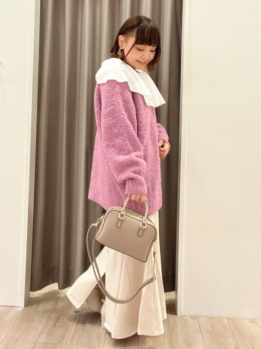 ホワイト系のシャツ/ブラウス、ピンク系のカーディガン/ボレロ、グレー系のショルダーバッグを着用したレディースの秋コーディネートの2枚目の写真