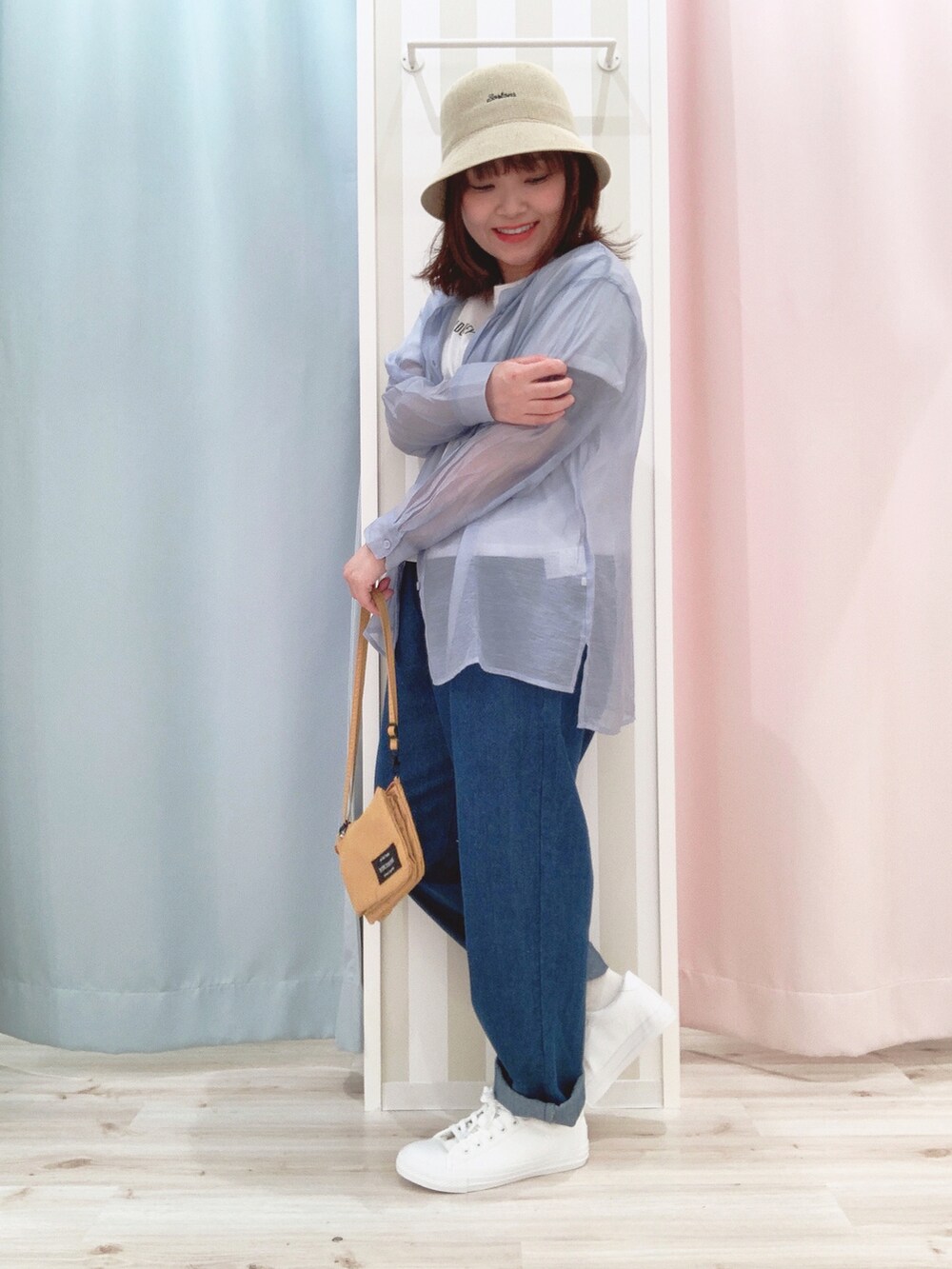 ブルー系のその他トップス、ブルー系のデニムパンツ、イエロー系のショルダーバッグを着用したレディースの春コーディネートの2枚目の写真