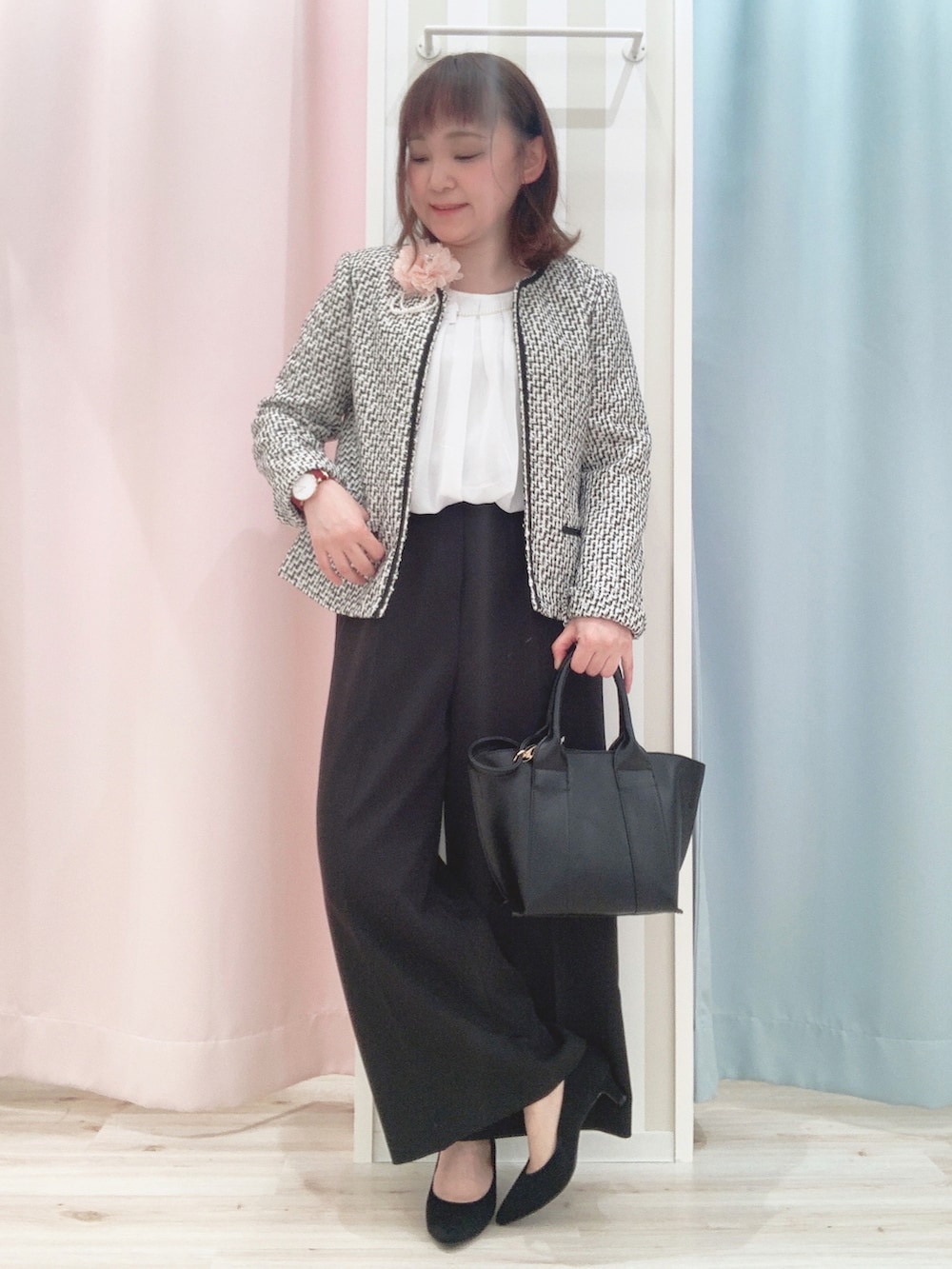 グレー系のノーカラージャケット、ホワイト系のシャツ/ブラウス、ブラック系のその他パンツを着用したレディースの冬コーディネートの2枚目の写真