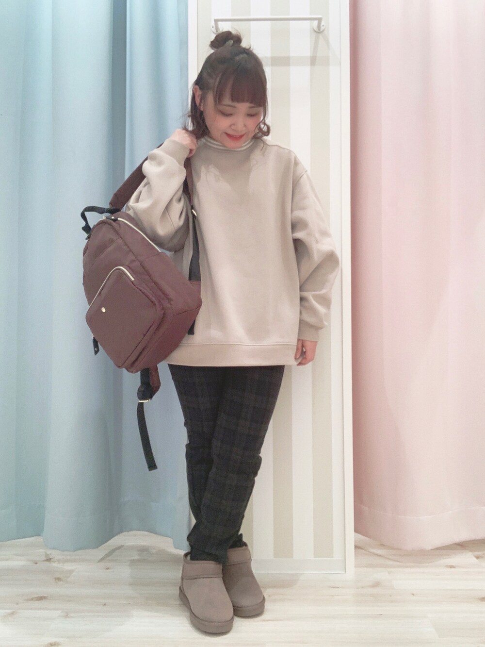 ベージュ系のスウェット、ホワイト系のその他アウター、ブルー系のその他パンツを着用したレディースの冬コーディネートの2枚目の写真