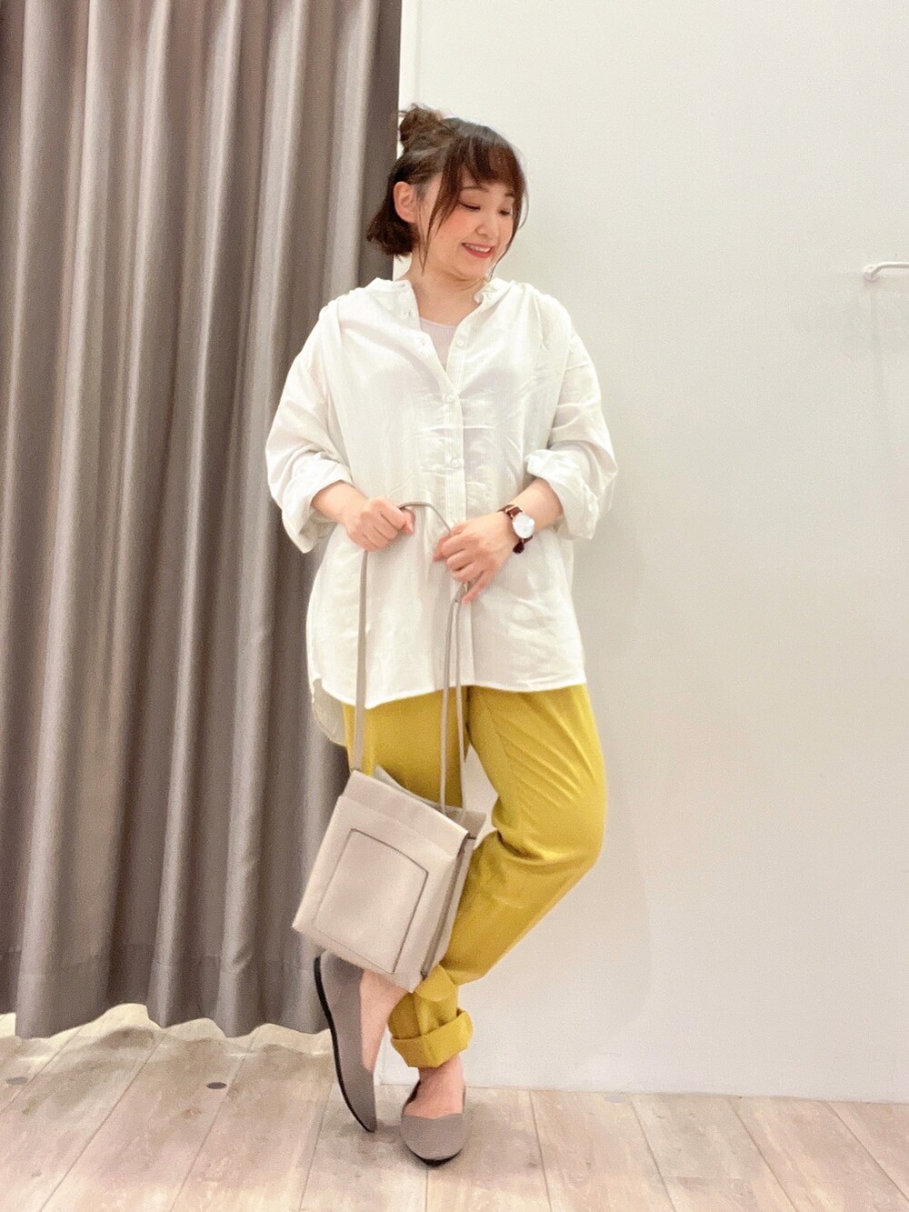 イエロー系のその他パンツ、ホワイト系のトップス、ベージュ系のパンプスを着用したレディースの秋コーディネートの2枚目の写真