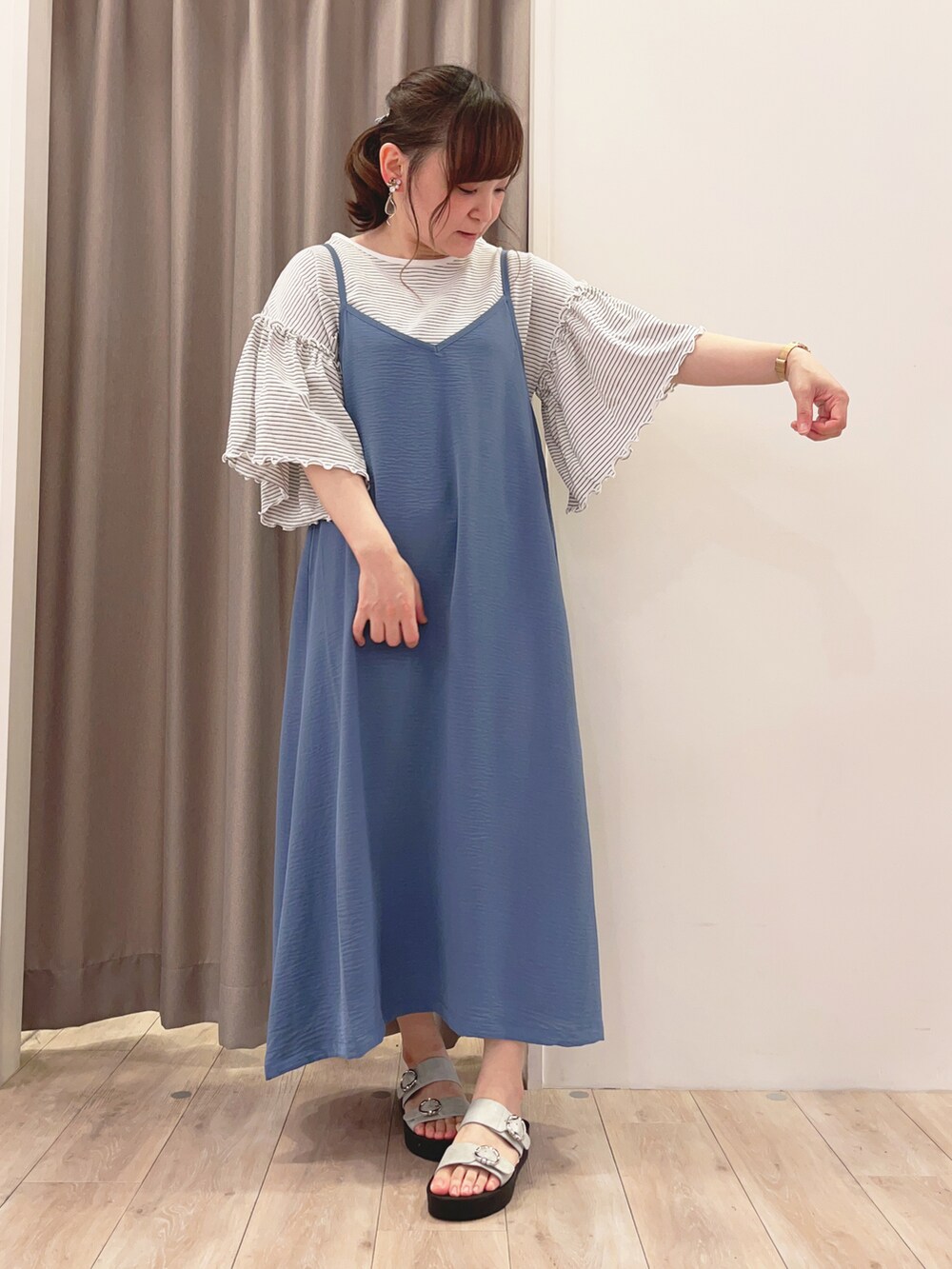 ホワイト系のトートバッグ、ホワイト系のTシャツ/カットソー、ブルー系のワンピースを着用したレディースの夏コーディネートの2枚目の写真