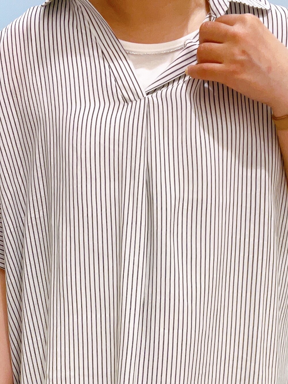 ホワイト系のその他トップス、イエロー系のその他パンツ、ベージュ系のサンダルを着用したレディースの夏コーディネートの4枚目の写真