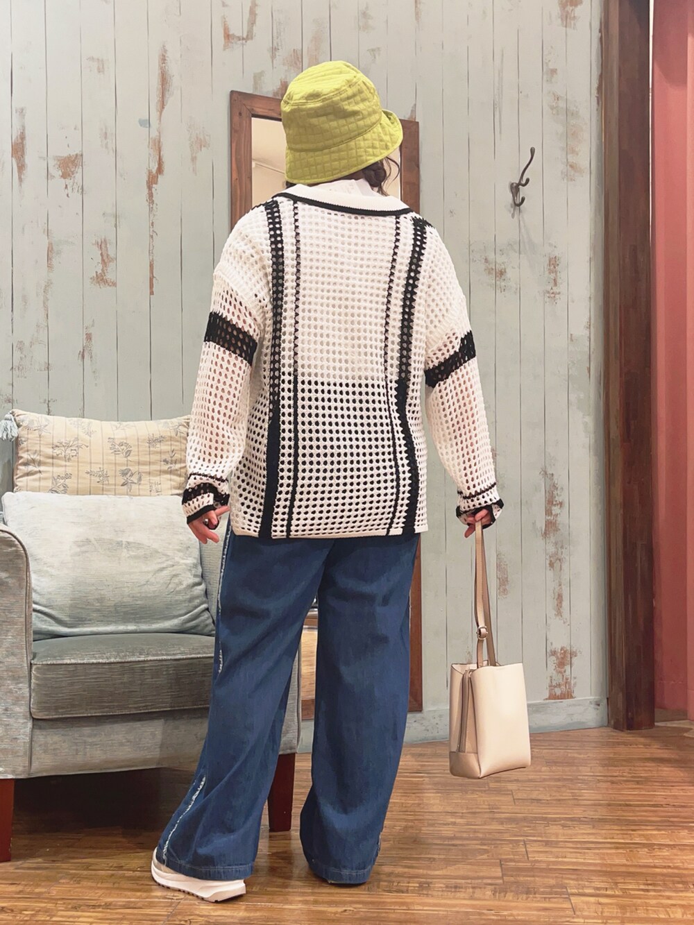 ホワイト系のカーディガン/ボレロ、ホワイト系のTシャツ/カットソー、ブルー系のデニムパンツを着用したレディースの春コーディネートの3枚目の写真