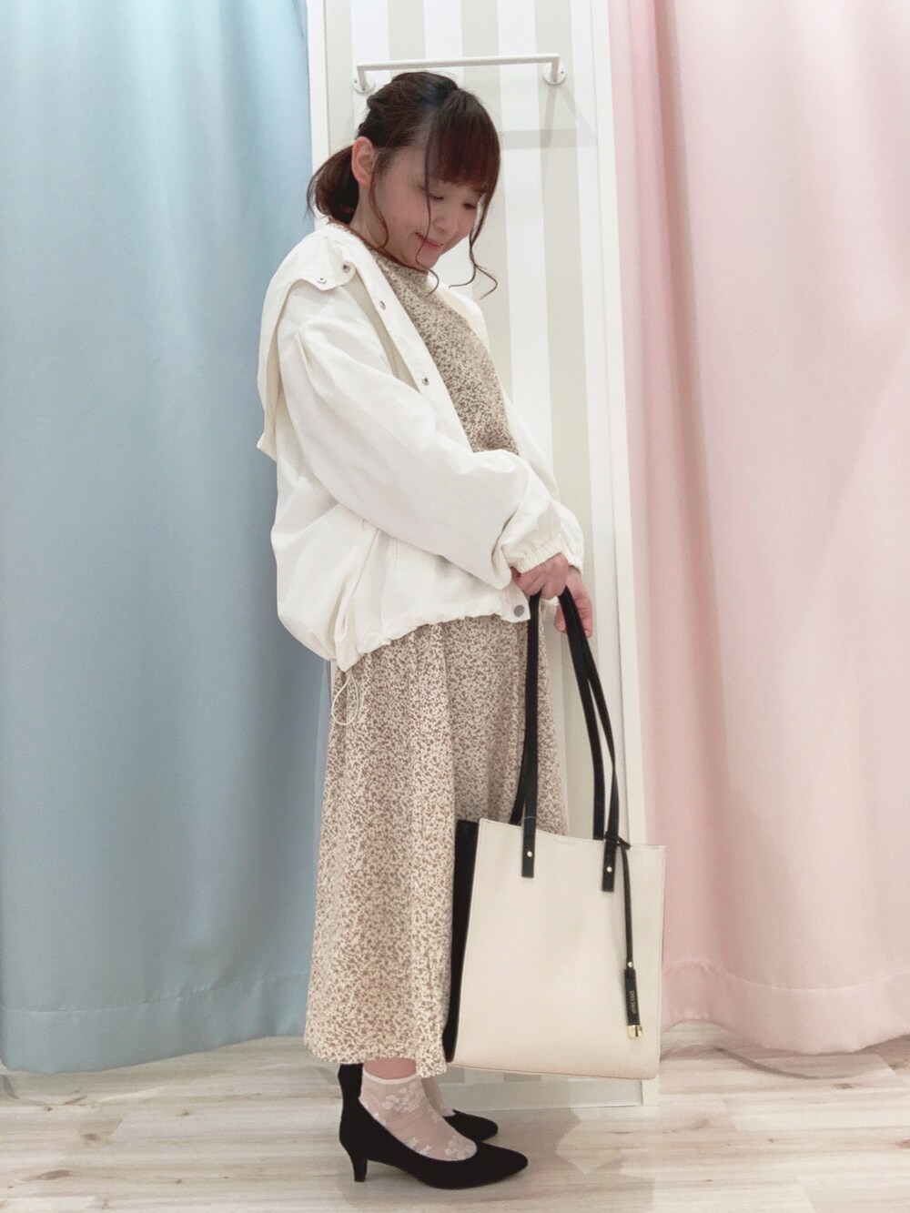 ホワイト系のブルゾン、ベージュ系のワンピース、ベージュ系のトートバッグを着用したレディースの春コーディネートの5枚目の写真