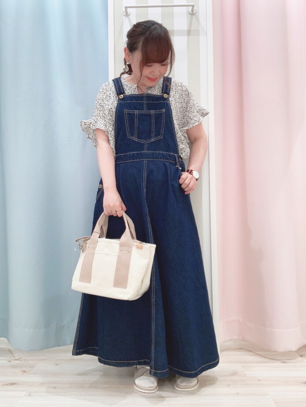 「シューラルー、プチプラ、低身長、大人カジュアル、レモンイエロー、カーディガン、夏コーデ、ootd、デニム、ジャンパースカート、ブラウス、休日スタイル」｜「DRESKIPのデニムジャンスカ（スカート、ブルー系）」を使った、kitaさん（レディース・147cm）の春コーディネートの2枚目の写真