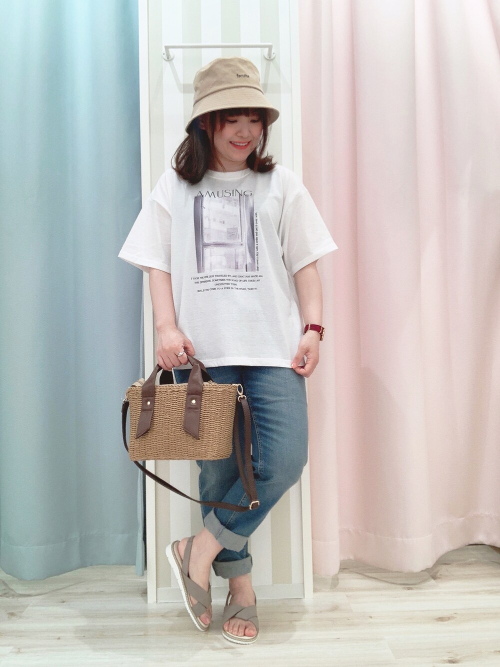 ホワイト系のTシャツ/カットソー、ブルー系のデニムパンツ、ブラウン系のショルダーバッグを着用したレディースの夏コーディネートの3枚目の写真