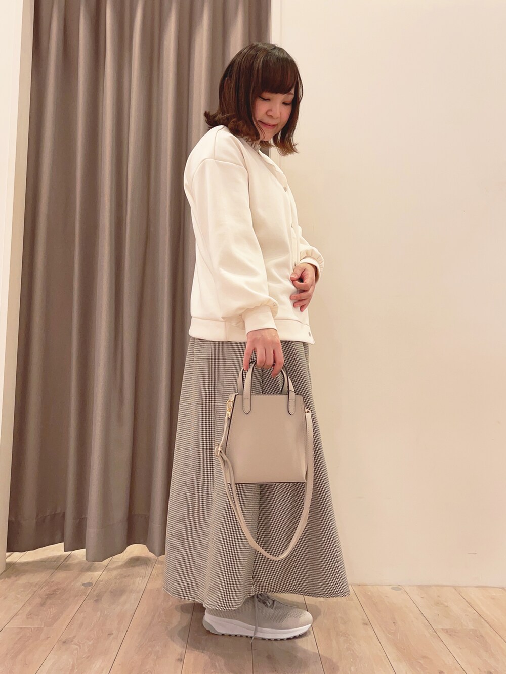 ブラウン系のスカート、ホワイト系のトップス、グレー系のシャツ/ブラウスを着用したレディースの春コーディネートの2枚目の写真