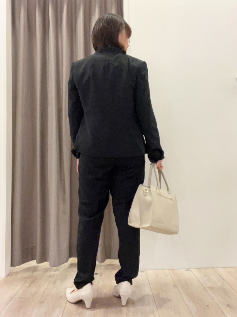 ホワイト系のシャツ/ブラウス、ブラック系のノーカラージャケット、ブラック系のその他パンツを着用したレディースの冬コーディネートの3枚目の写真