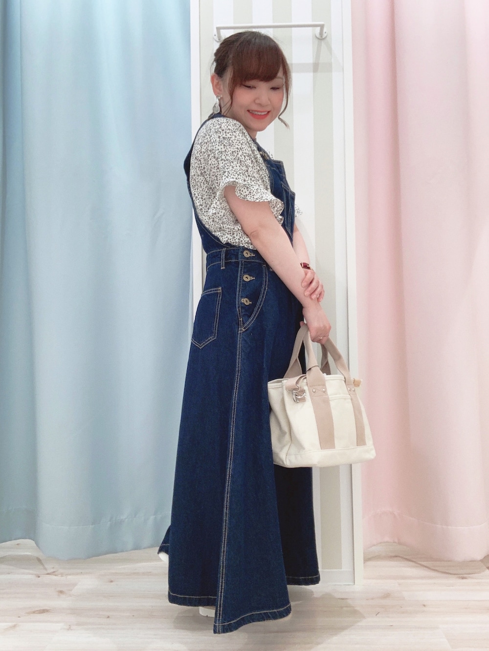 「シューラルー、プチプラ、低身長、大人カジュアル、レモンイエロー、カーディガン、夏コーデ、ootd、デニム、ジャンパースカート、ブラウス、休日スタイル」｜「DRESKIPのデニムジャンスカ（スカート、ブルー系）」を使った、kitaさん（レディース・147cm）の春コーディネートの3枚目の写真