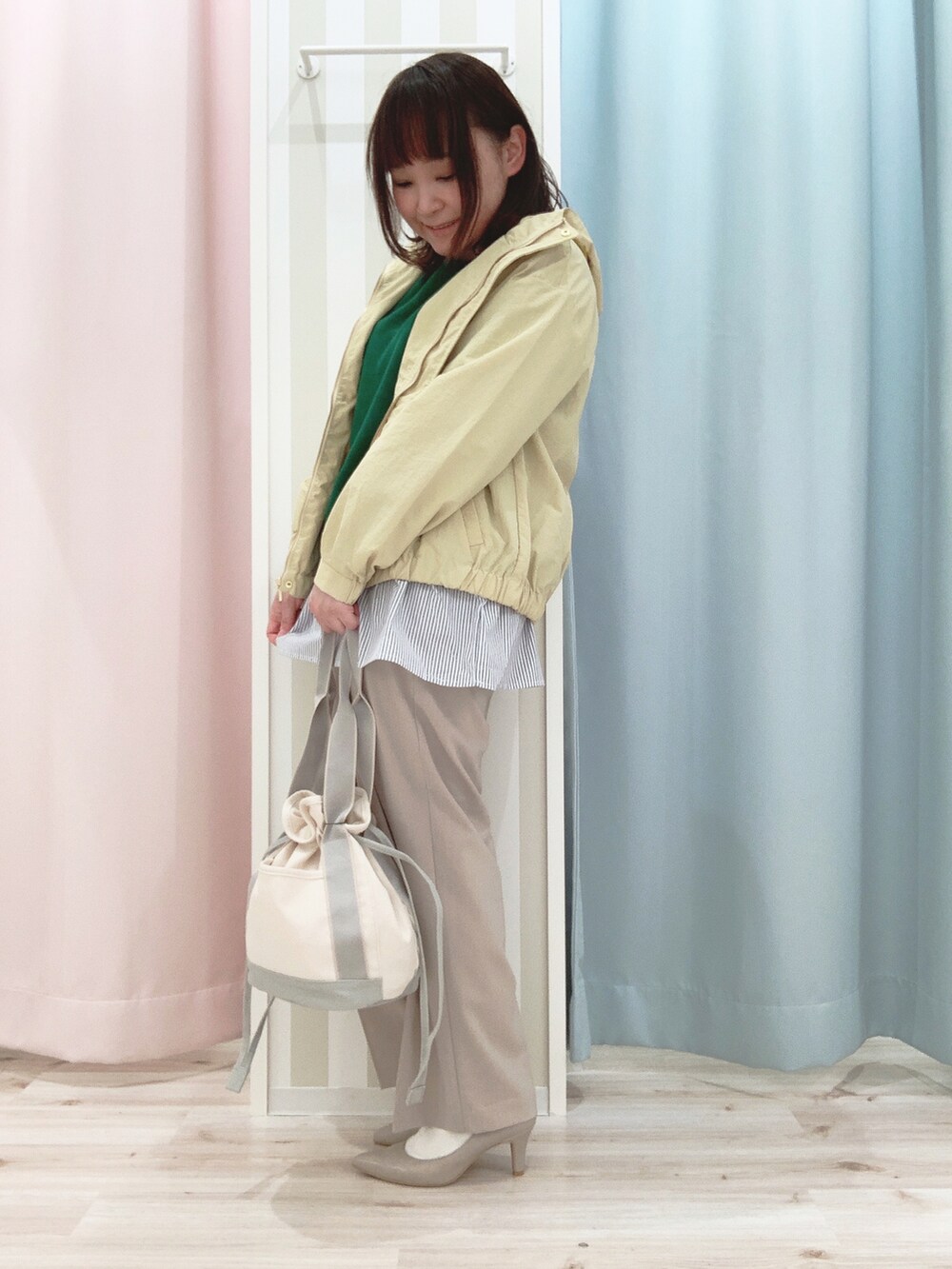 イエロー系のブルゾン、グリーン系のTシャツ/カットソー、ベージュ系のその他パンツを着用したレディースの春コーディネートの2枚目の写真