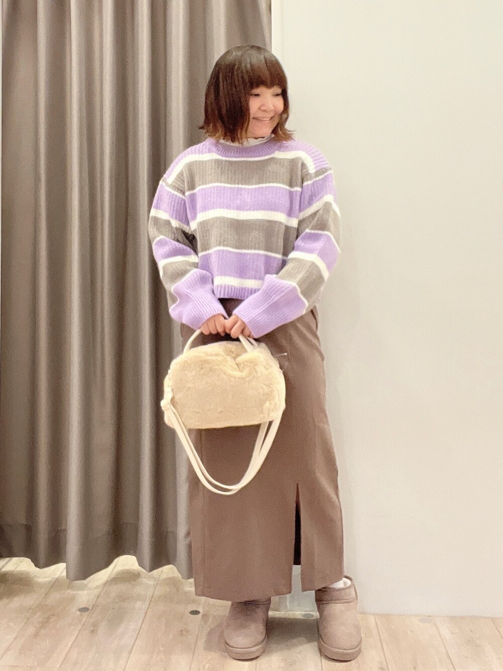 パープル系のニット/セーター、ホワイト系のTシャツ/カットソー、ベージュ系のブルゾンを着用したレディースの秋コーディネートの2枚目の写真