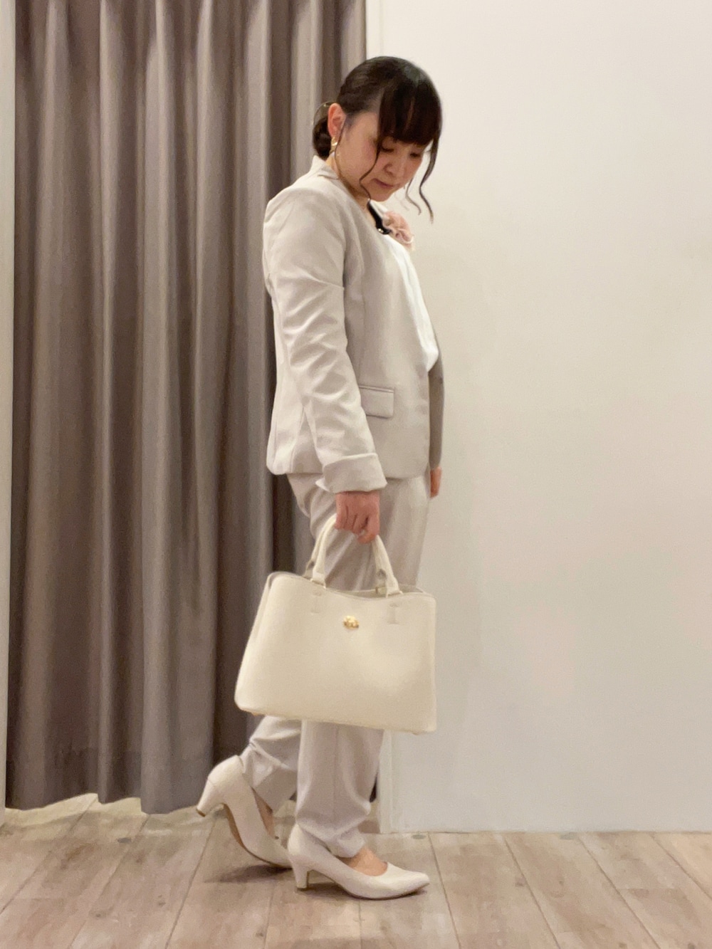 ベージュ系のノーカラージャケット、ブラック系のシャツ/ブラウス、ベージュ系のその他パンツを着用したレディースの冬コーディネートの3枚目の写真