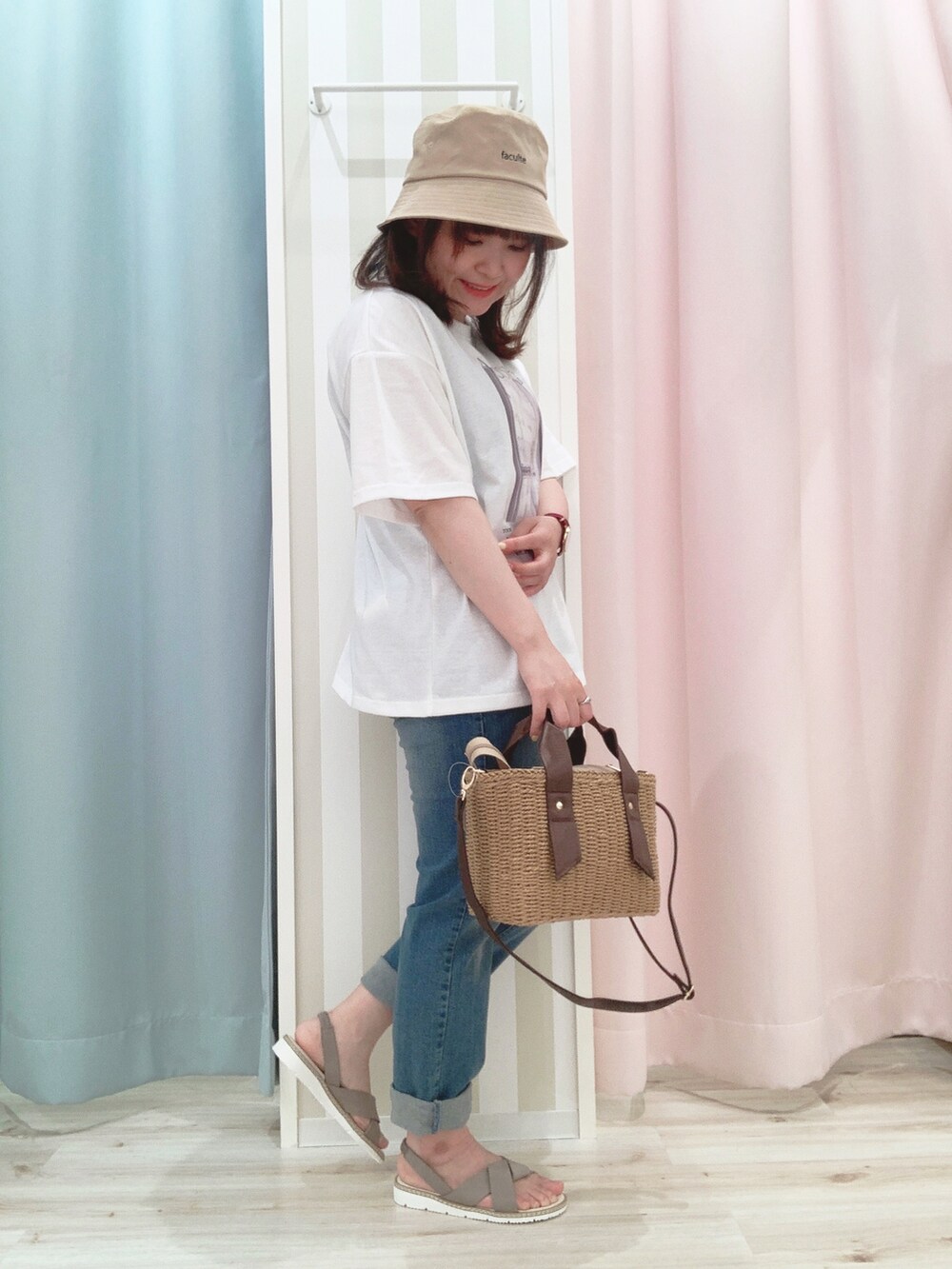 ホワイト系のTシャツ/カットソー、ブルー系のデニムパンツ、ブラウン系のショルダーバッグを着用したレディースの夏コーディネートの4枚目の写真