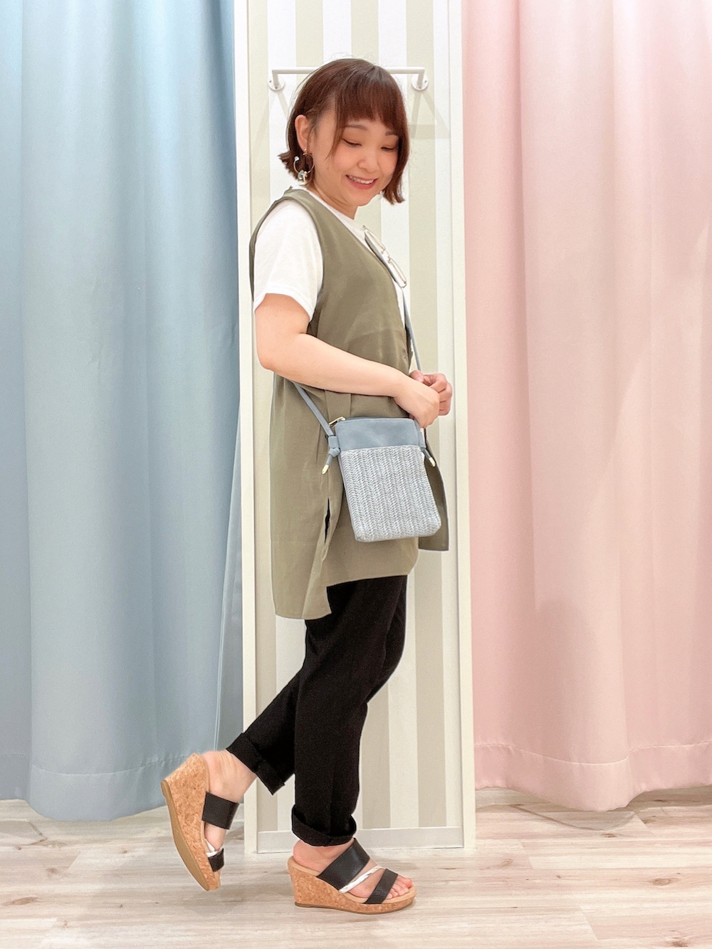 グリーン系のTシャツ/カットソー、ブラック系のその他パンツ、ブラック系のサンダルを着用したレディースの秋コーディネートの2枚目の写真