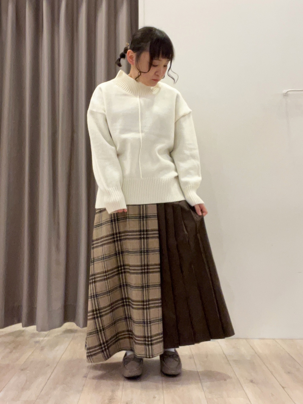 グリーン系のダウンジャケット/コート、ブルー系のスカート、ベージュ系のその他シューズを着用したレディースの冬コーディネートの3枚目の写真