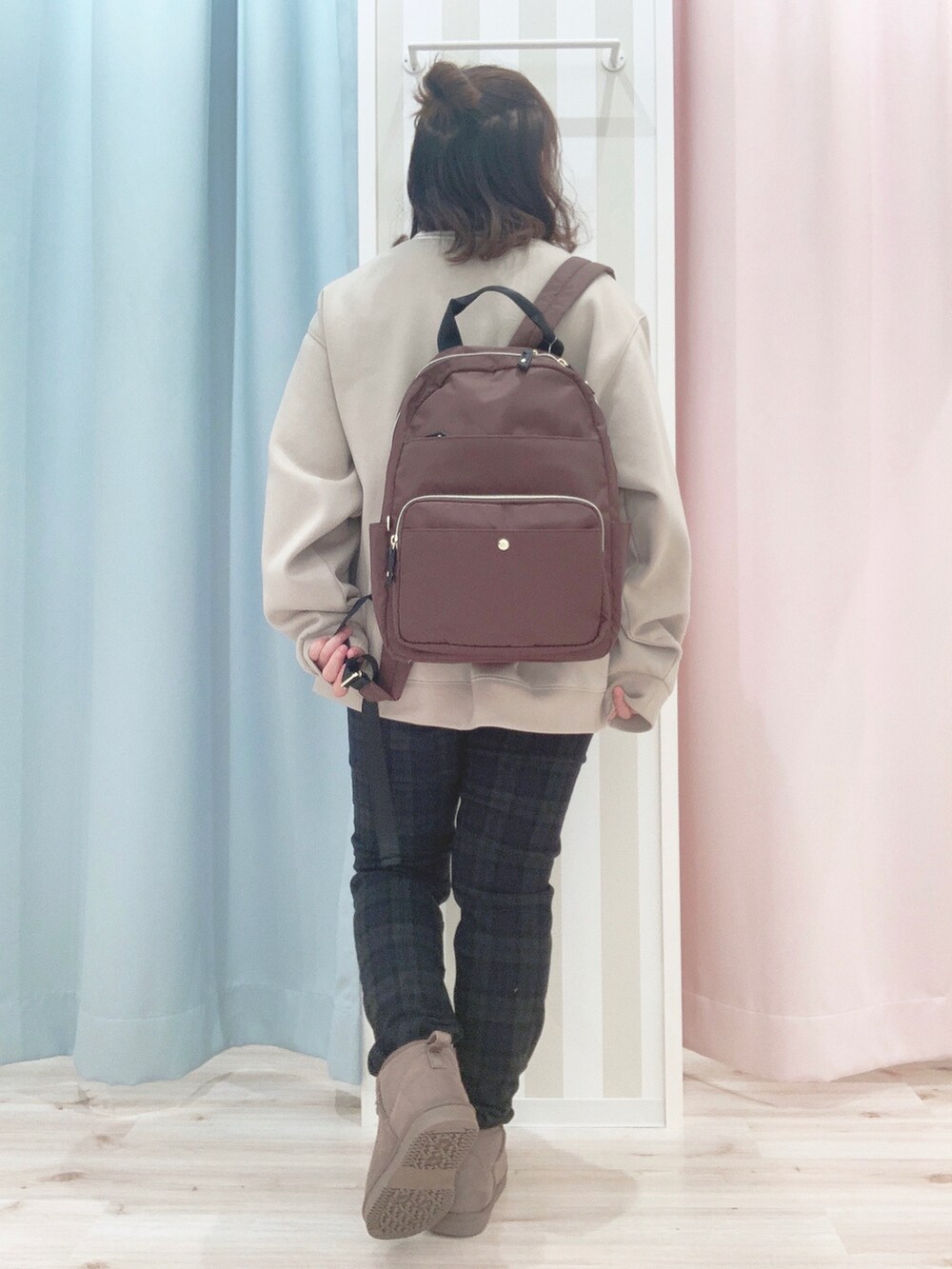 ベージュ系のスウェット、ホワイト系のその他アウター、ブルー系のその他パンツを着用したレディースの冬コーディネートの3枚目の写真