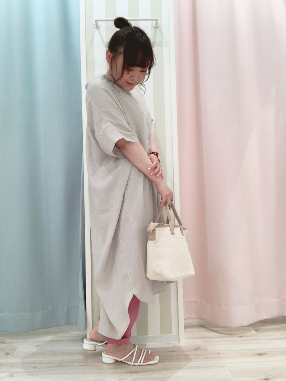 ホワイト系のワンピース、ピンク系のその他パンツ、ホワイト系のサンダルを着用したレディースの夏コーディネートの2枚目の写真