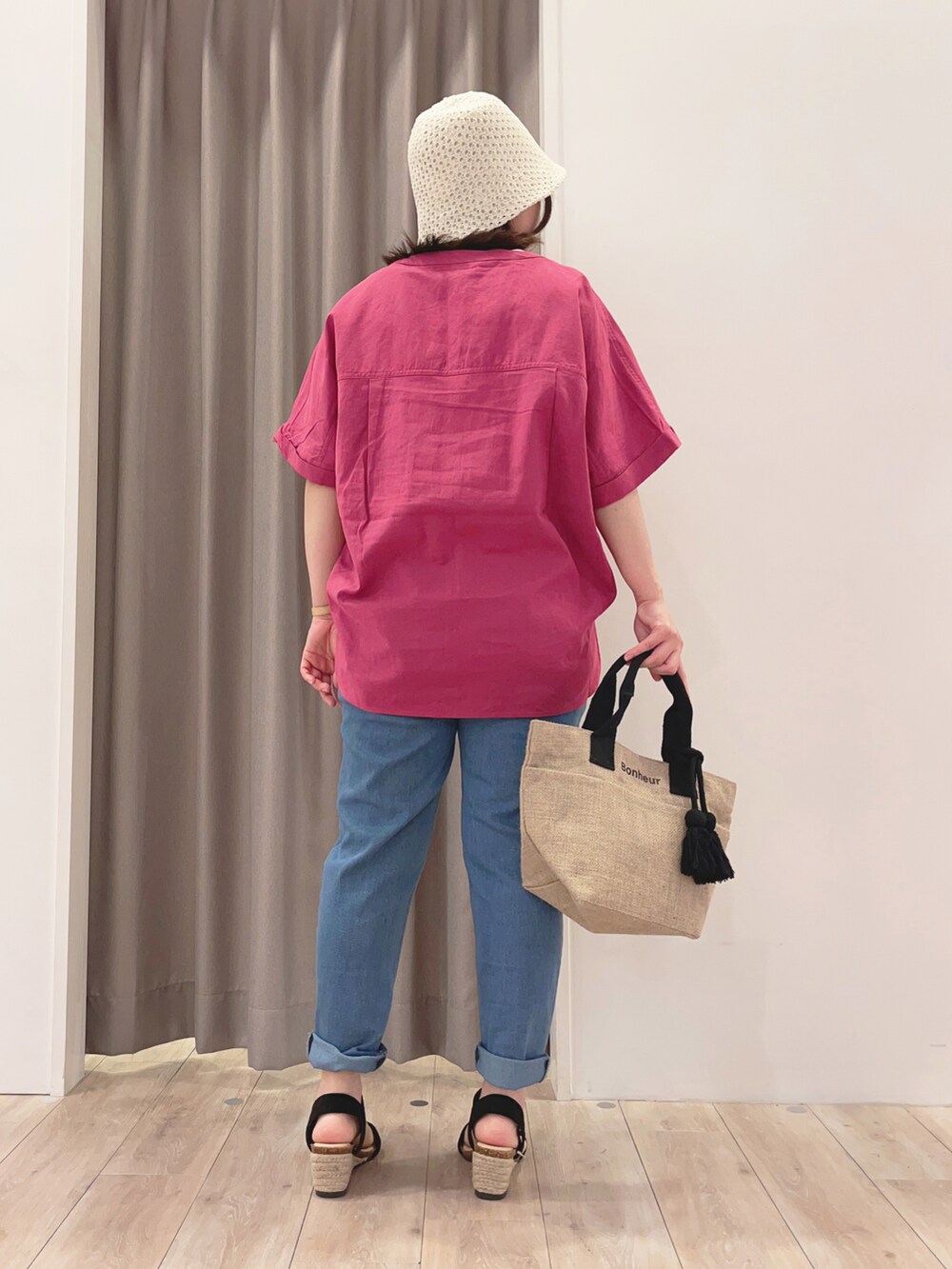 ブラック系のトートバッグ、ブラック系のサンダル、ブルー系のその他パンツを着用したレディースの春コーディネートの2枚目の写真