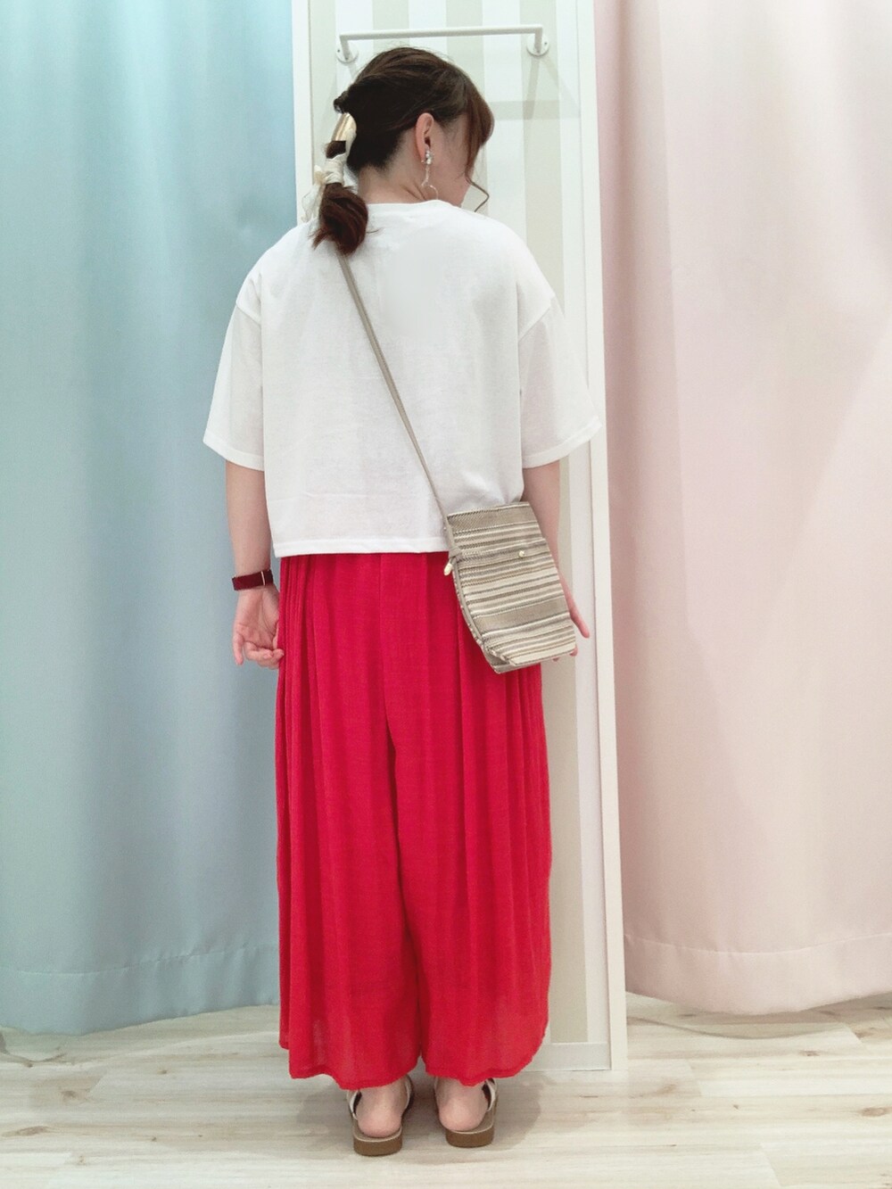 ホワイト系のTシャツ/カットソー、ベージュ系のショルダーバッグ、オレンジ系のその他パンツを着用したレディースの夏コーディネートの3枚目の写真