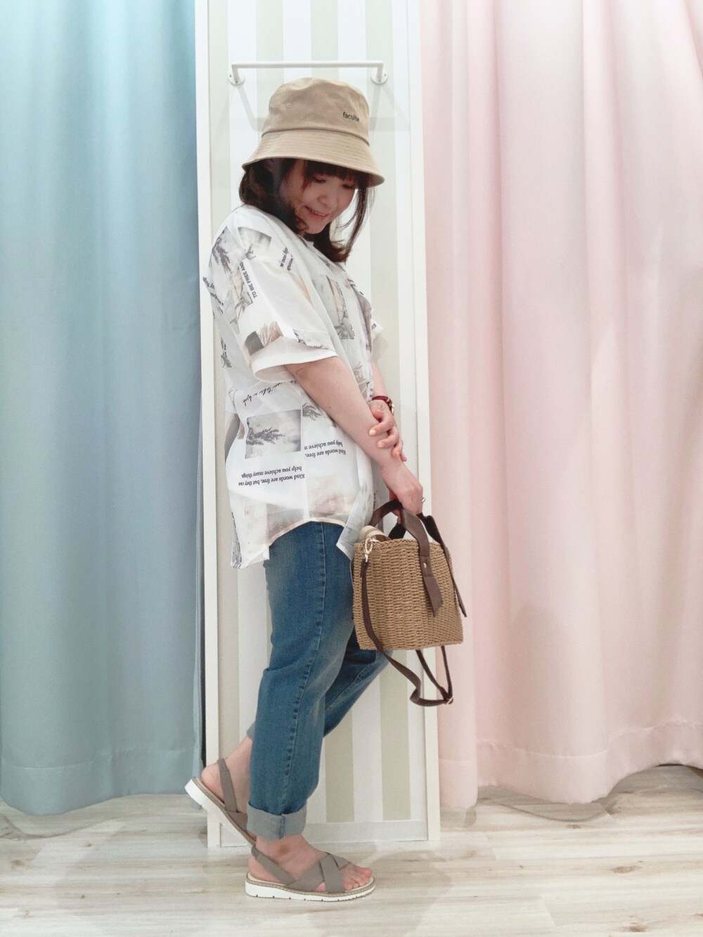 ホワイト系のTシャツ/カットソー、ブルー系のデニムパンツ、ブラウン系のショルダーバッグを着用したレディースの夏コーディネートの2枚目の写真