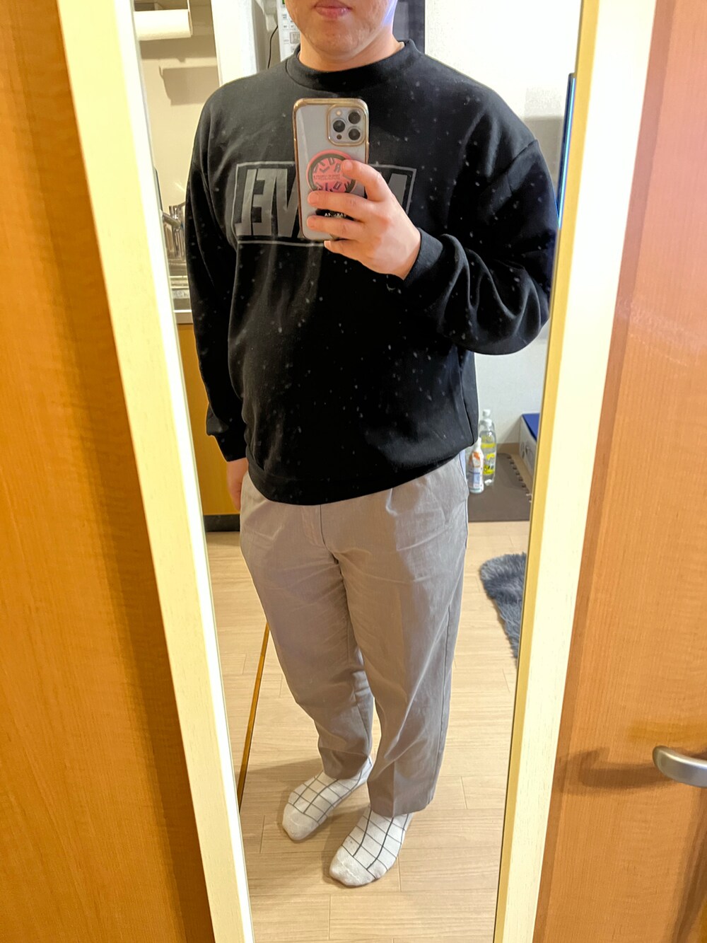 ブルー系のデニムジャケット、グレー系のその他パンツを着用したメンズの春コーディネートの2枚目の写真