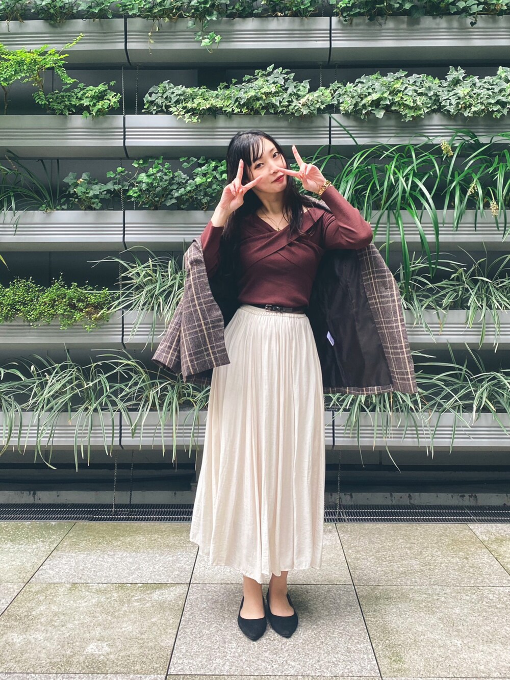 ホワイト系のワンピース、ブラック系のパンプス、その他のテーラードジャケットを着用したレディースの秋コーディネートの2枚目の写真