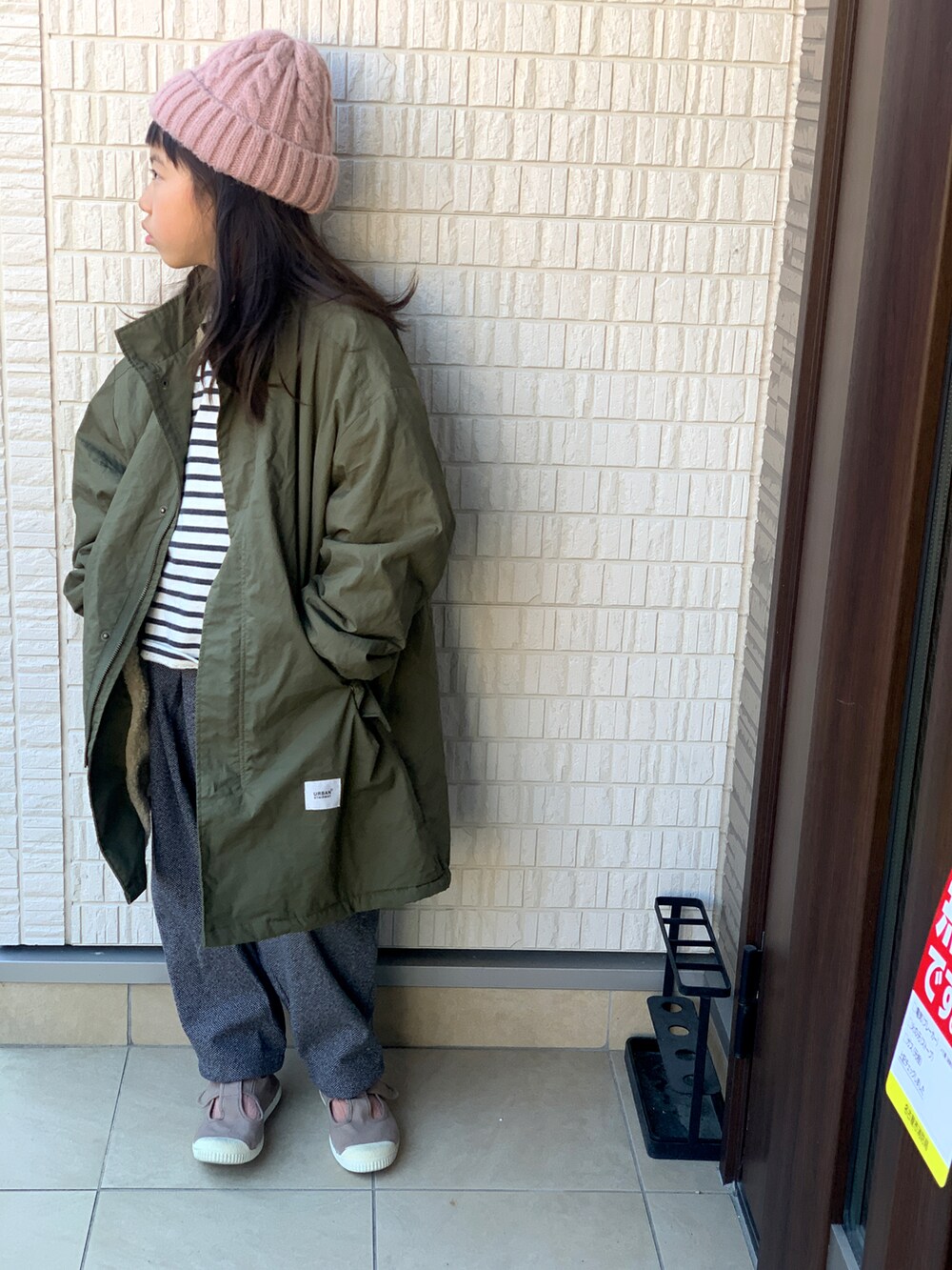 グレー系のパンツ、ホワイト系のTシャツ/カットソー、ブラウン系のシューズを着用したキッズの秋コーディネートの2枚目の写真