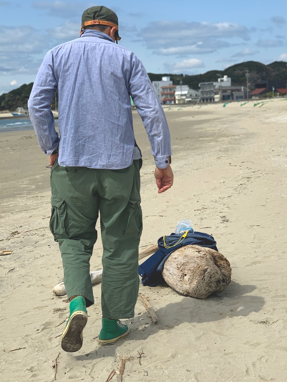 ブルー系のシャツ/ブラウス、グリーン系のカーゴパンツ、グリーン系のスニーカーを着用したメンズの春コーディネートの2枚目の写真